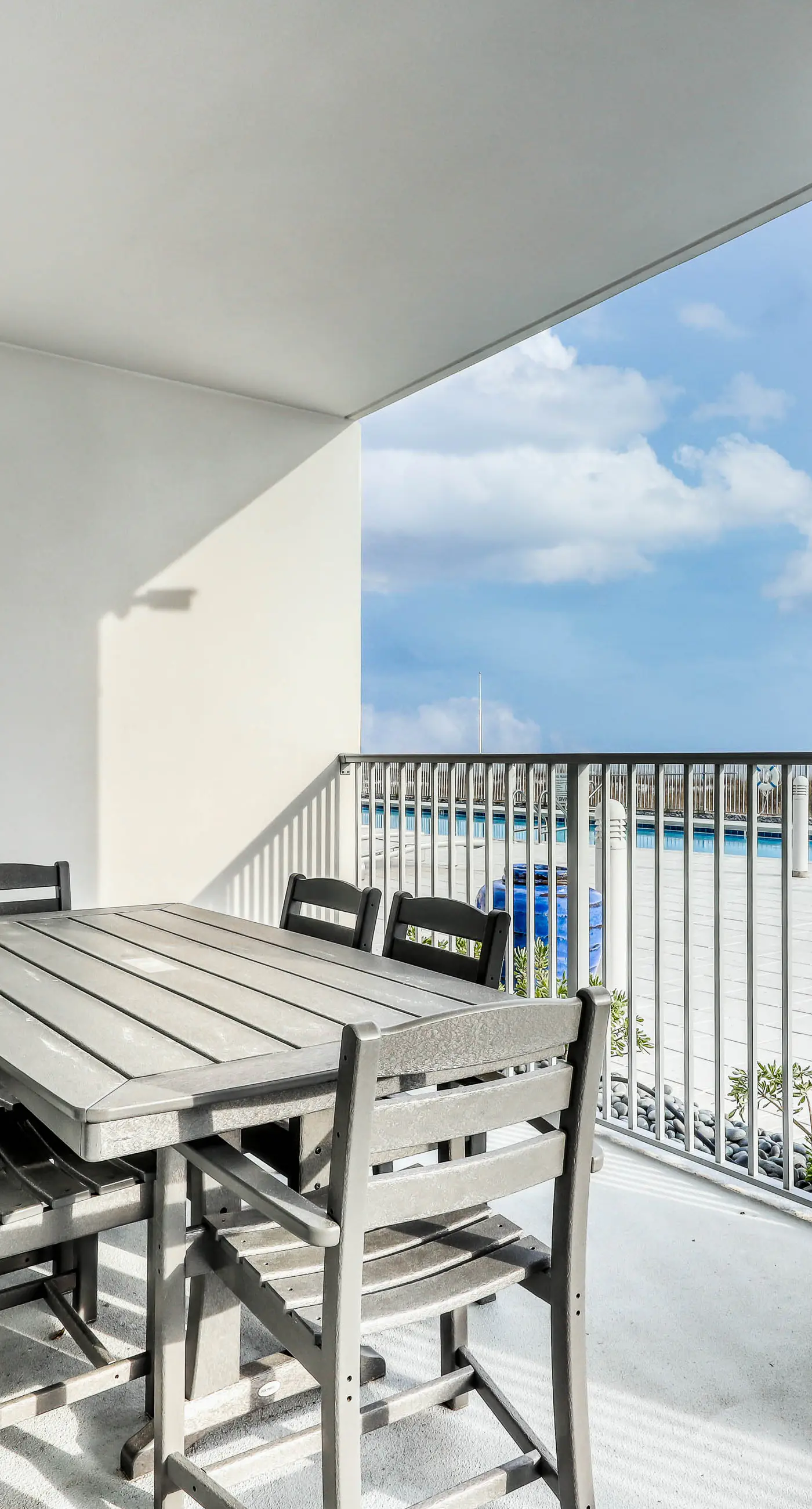Blu 105 - Gulf-front condo with pools and seasonal beach service in a gated community