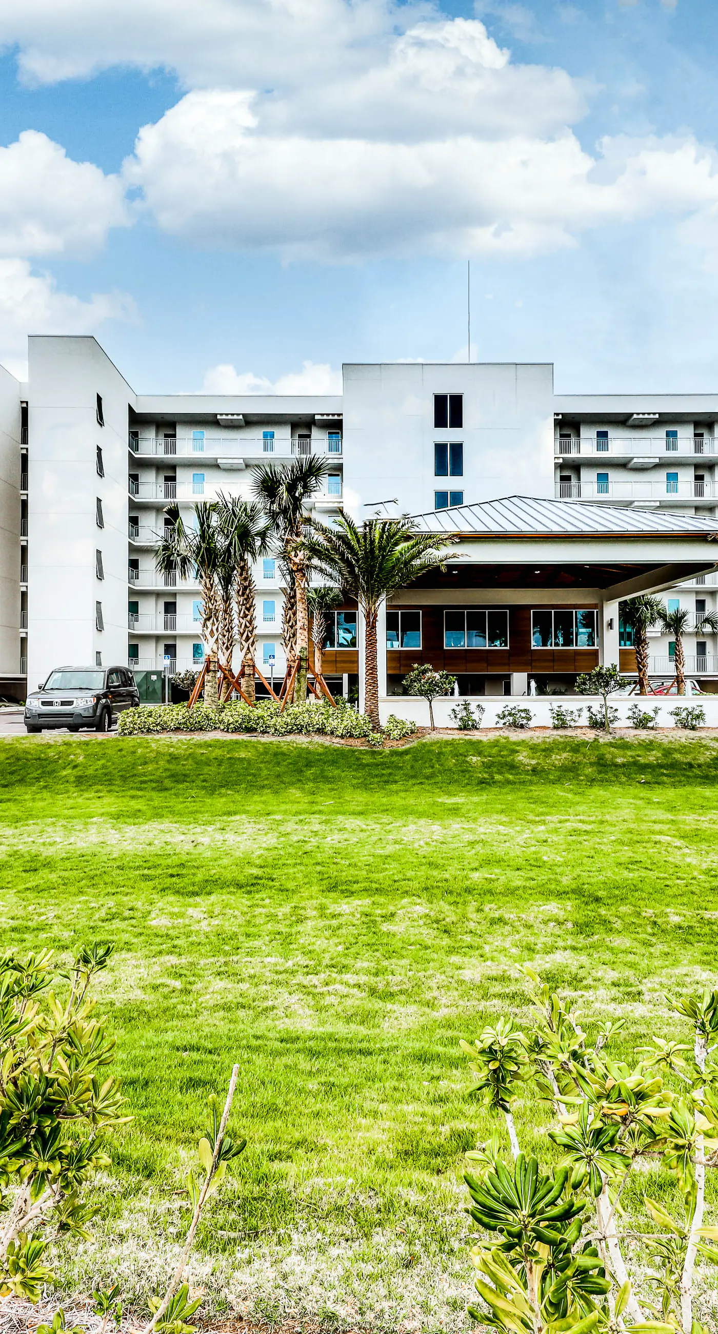 Blu 105 - Gulf-front condo with pools and seasonal beach service in a gated community