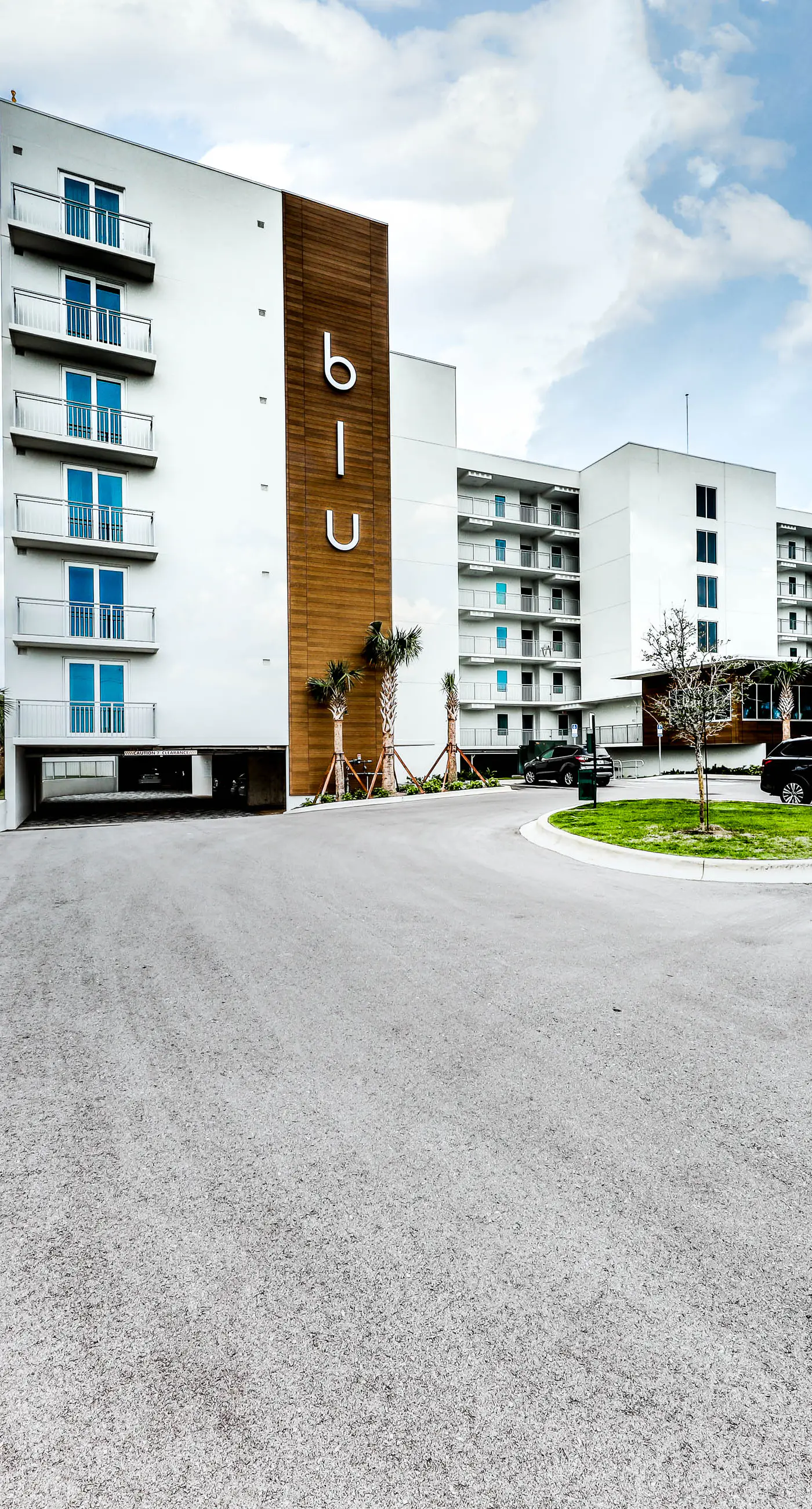 Blu 105 - Gulf-front condo with pools and seasonal beach service in a gated community