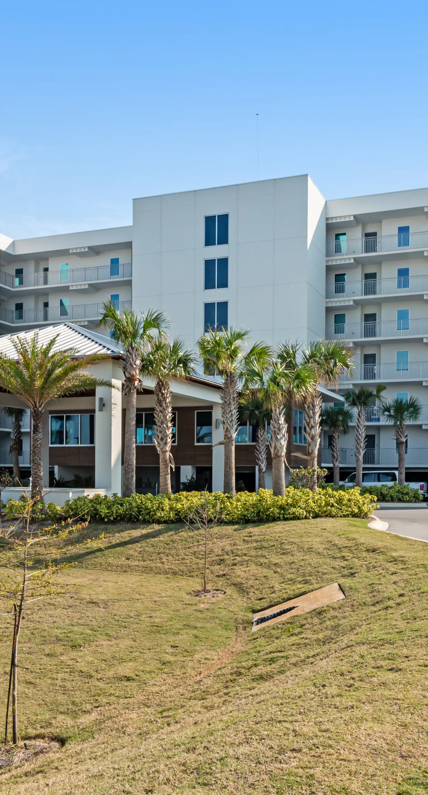 Blu 105 - Gulf-front condo with pools and seasonal beach service in a gated community