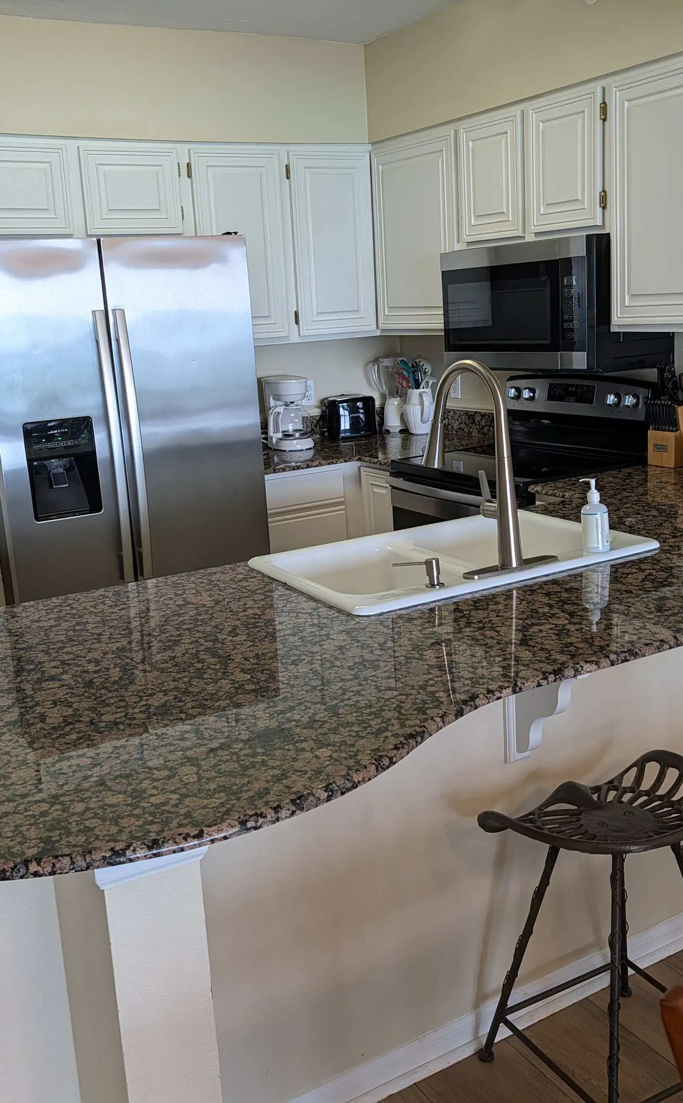 Beautiful Gulf-front Condo with a Community Pool and Seasonal Beach Service