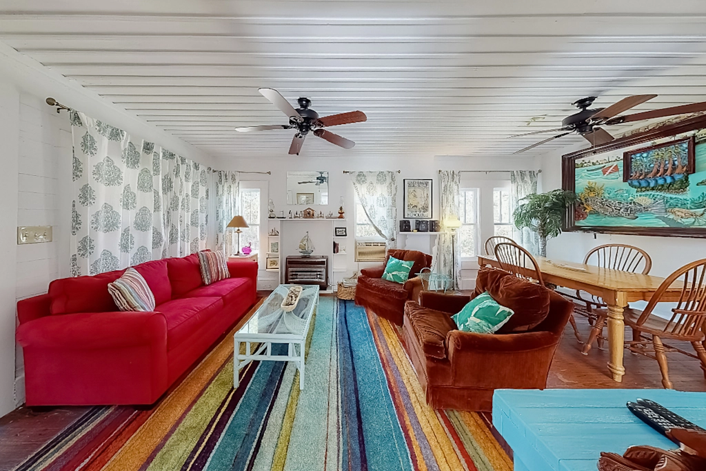Classic coastal cottage with screened deck, hammock & washer&dryer