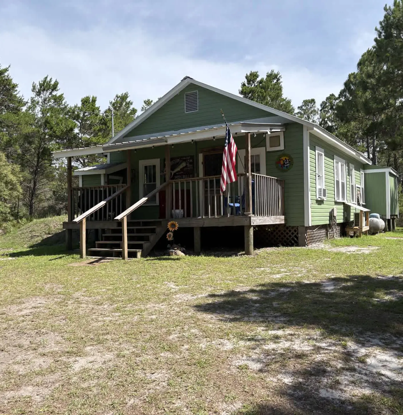 Classic coastal cottage with screened deck, hammock & washer&dryer