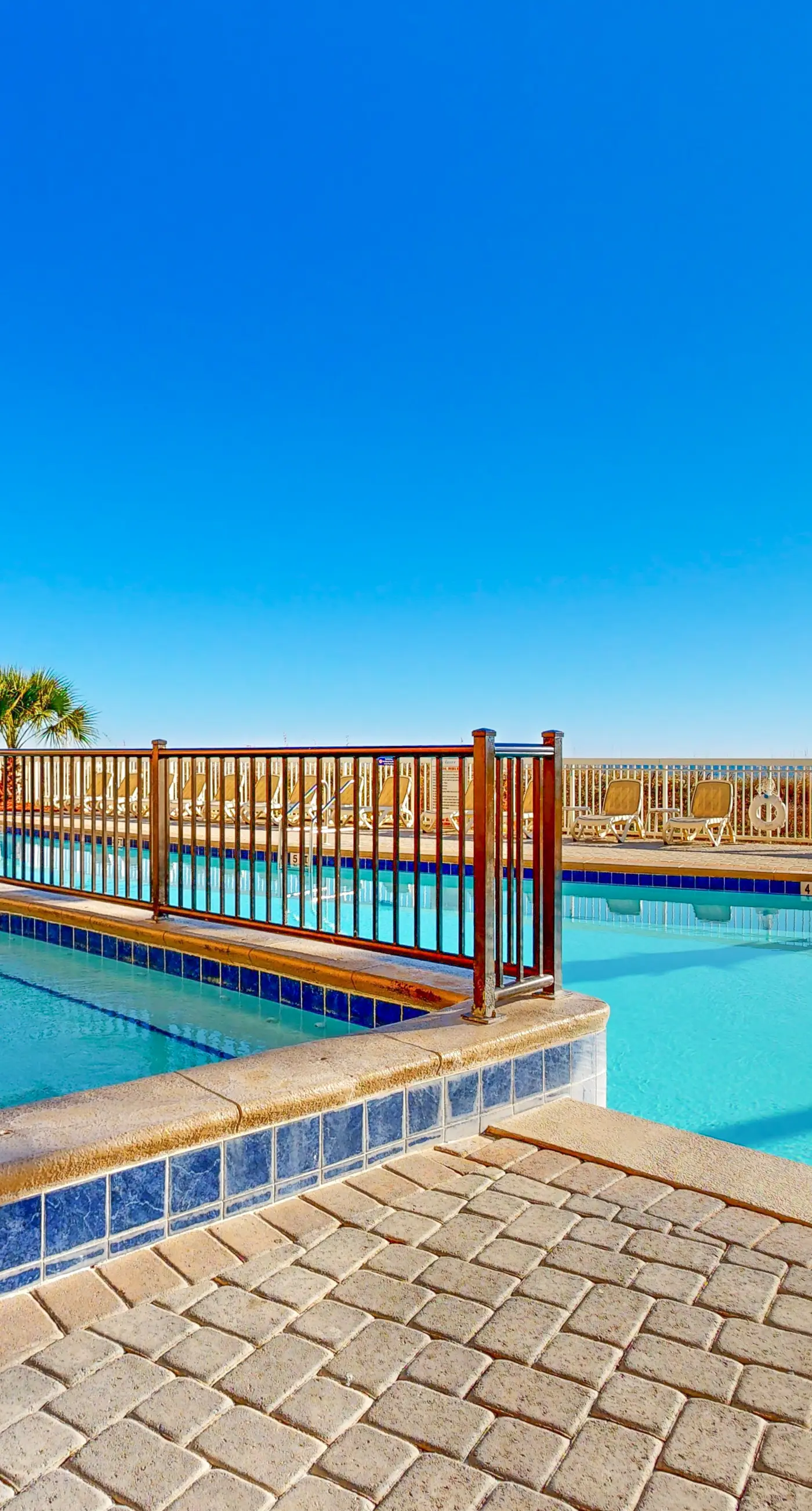 Gulf Front 4BR | Pools | Hot Tub | Balcony | W/D
