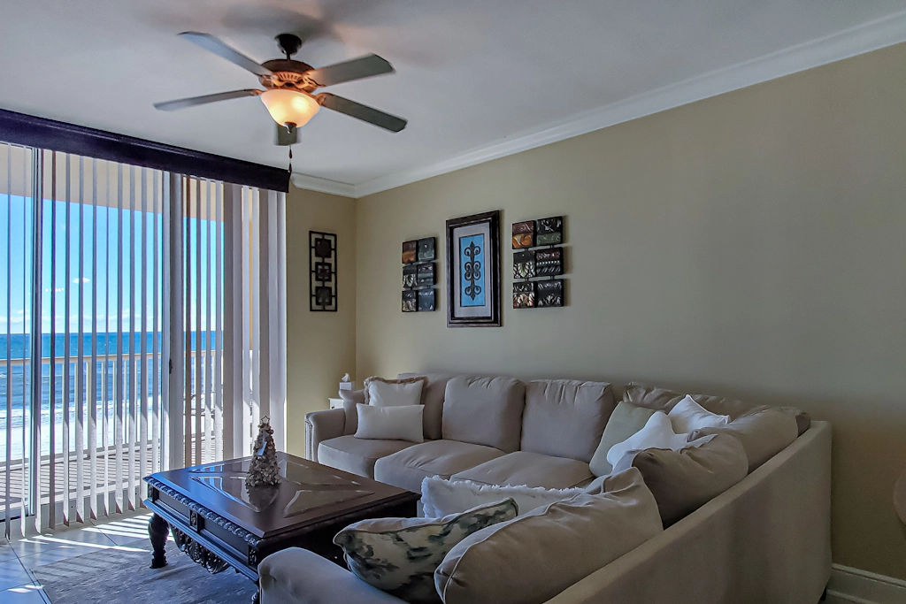 Gorgeous beachfront condo, private balcony, shared pool and beach access
