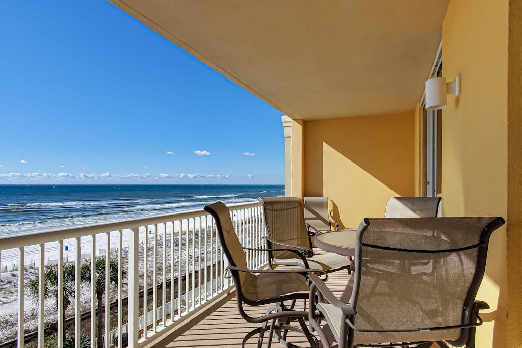 Gorgeous beachfront condo, private balcony, shared pool and beach access