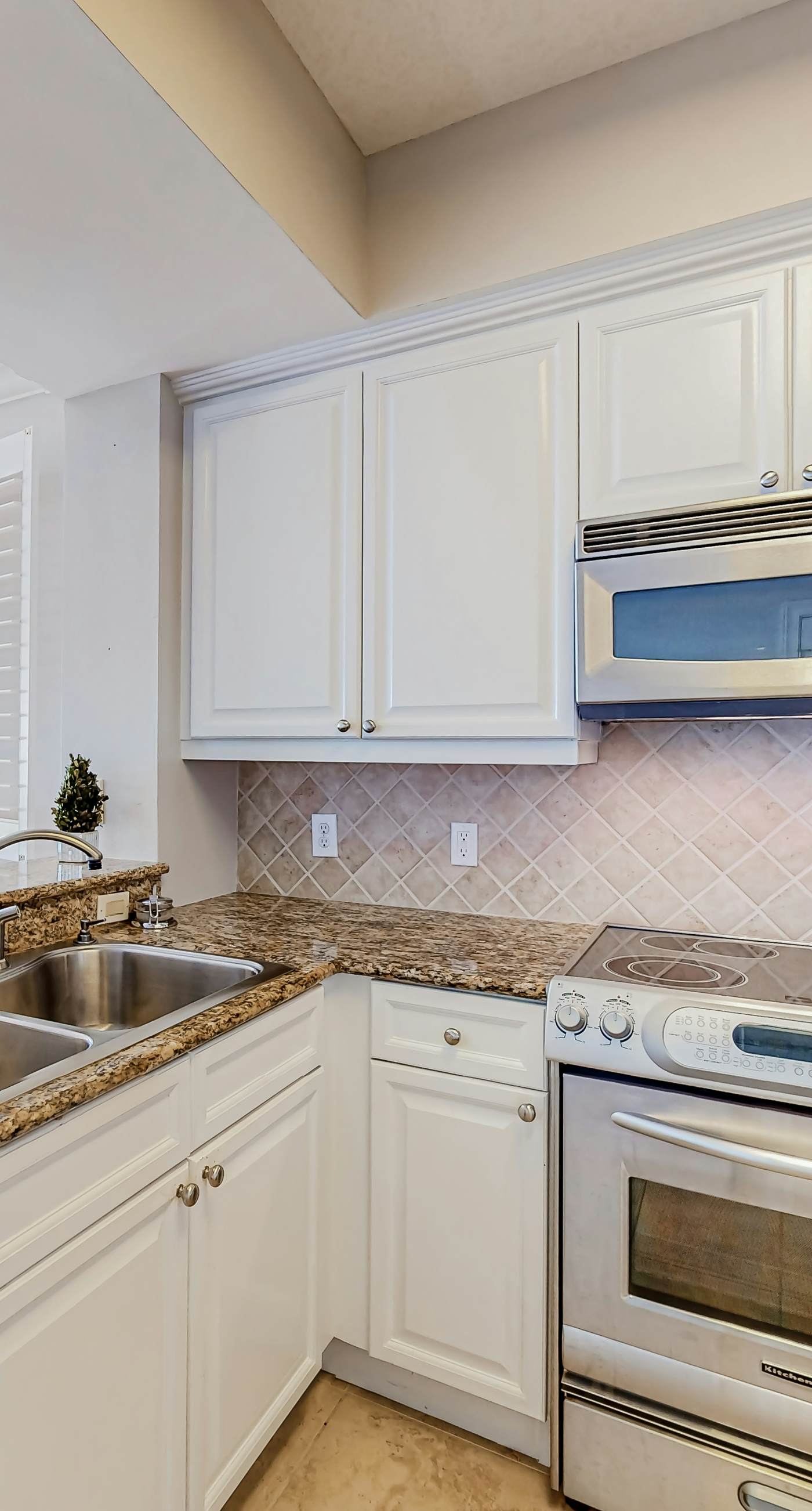 Azure 523-floor condo with hot tub, outdoor pool, gym, partial ocean views, balcony