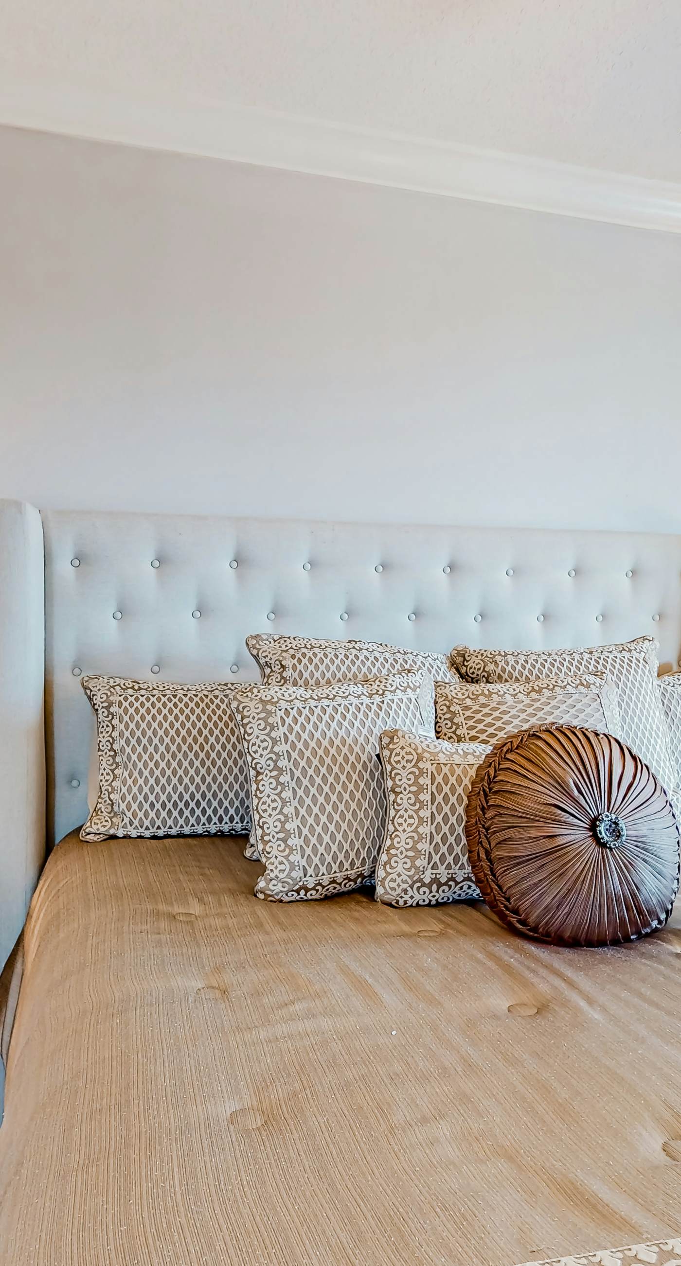 Azure 523-floor condo with hot tub, outdoor pool, gym, partial ocean views, balcony