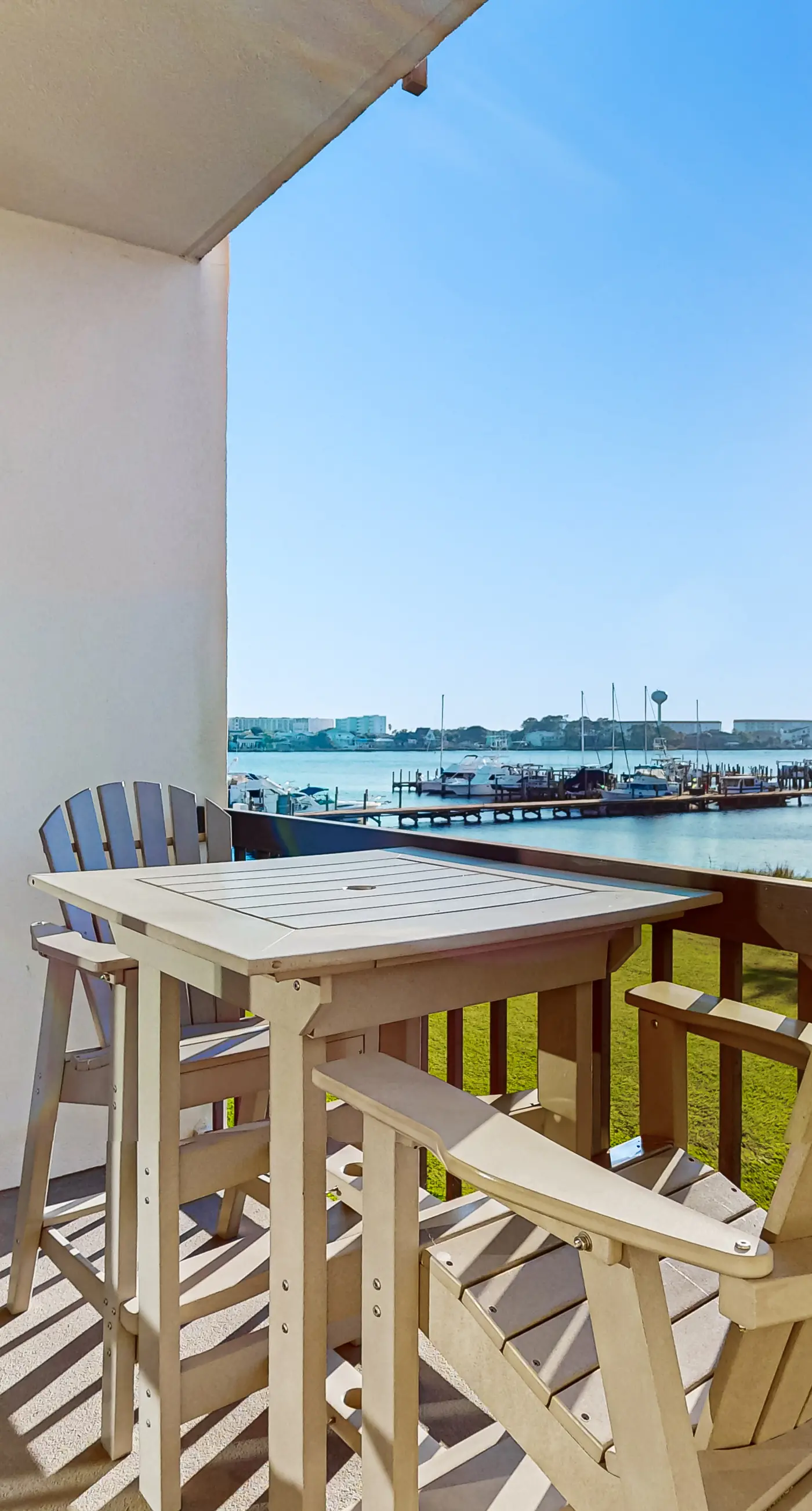 Peaceful corner studio with pool & Santa Rosa Sound views - snowbird-friendly