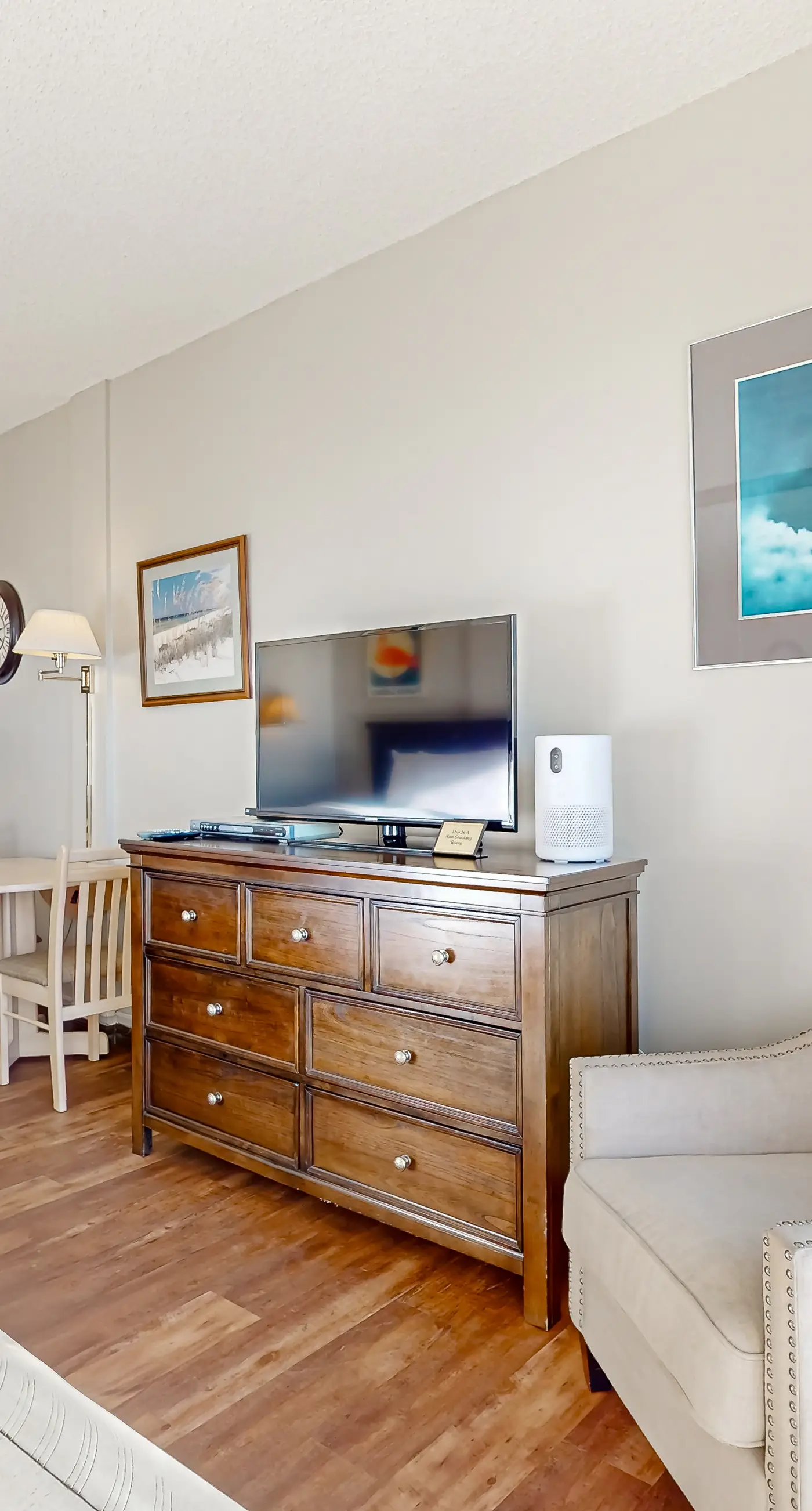 Peaceful corner studio with pool & Santa Rosa Sound views - snowbird-friendly