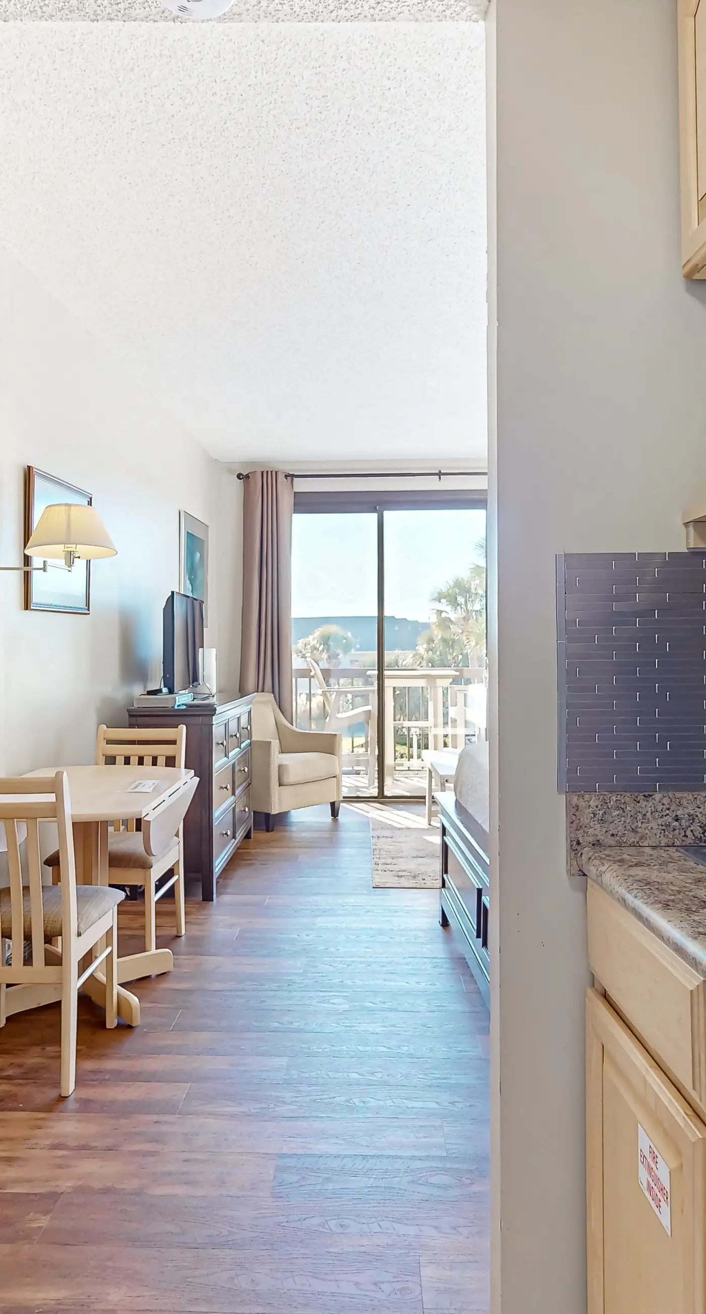 Peaceful corner studio with pool & Santa Rosa Sound views - snowbird-friendly