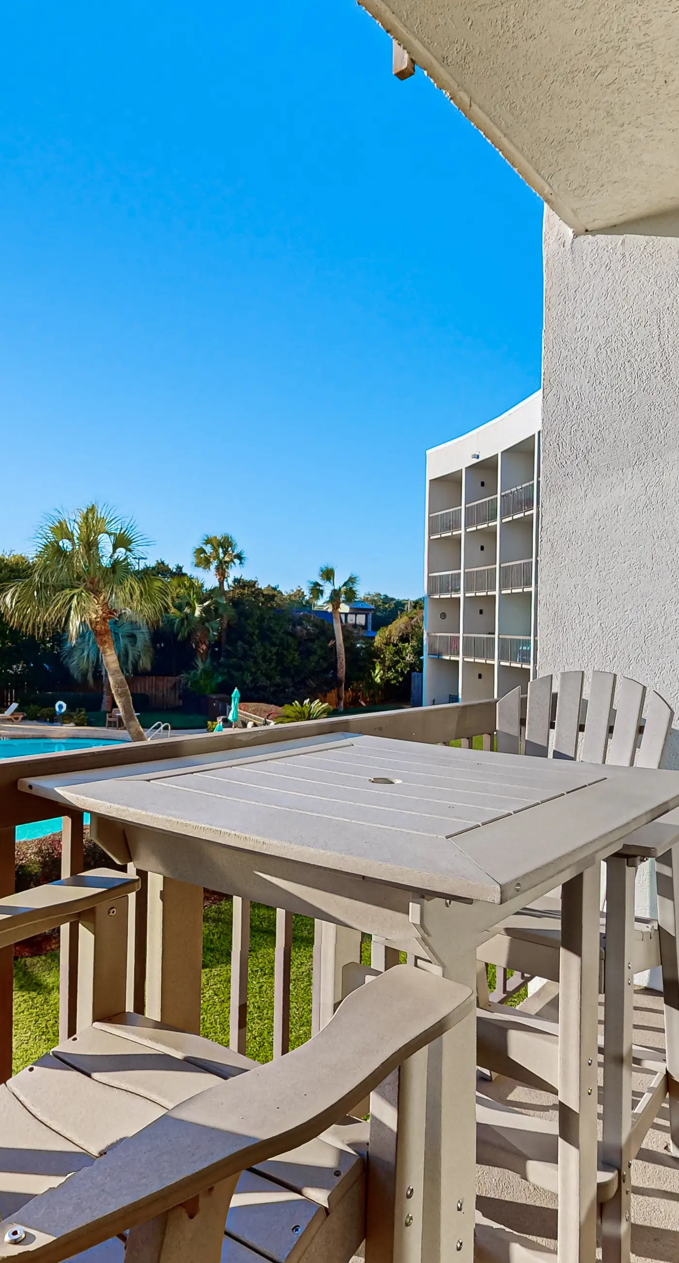 Peaceful corner studio with pool & Santa Rosa Sound views - snowbird-friendly