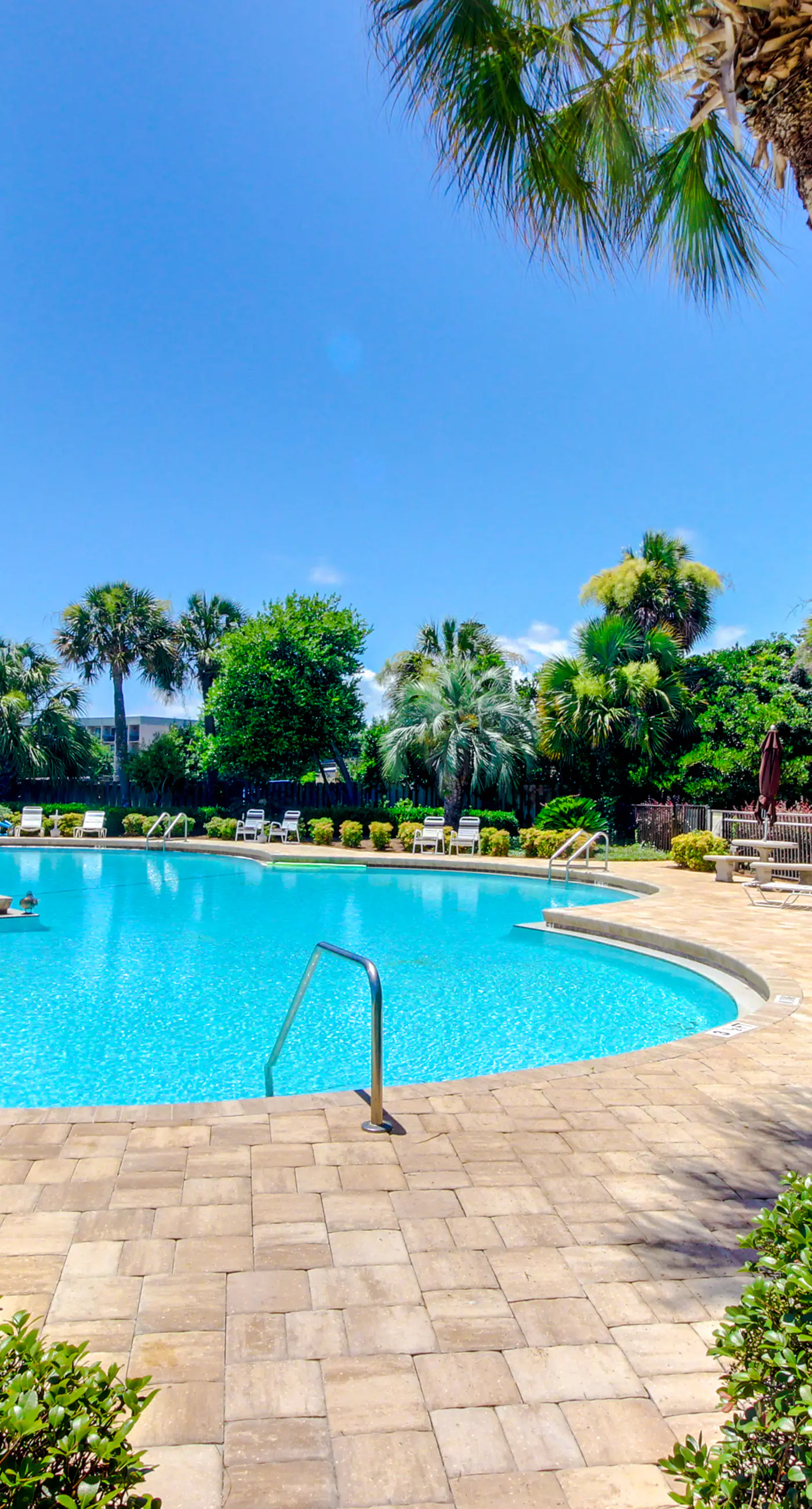 Peaceful corner studio with pool & Santa Rosa Sound views - snowbird-friendly