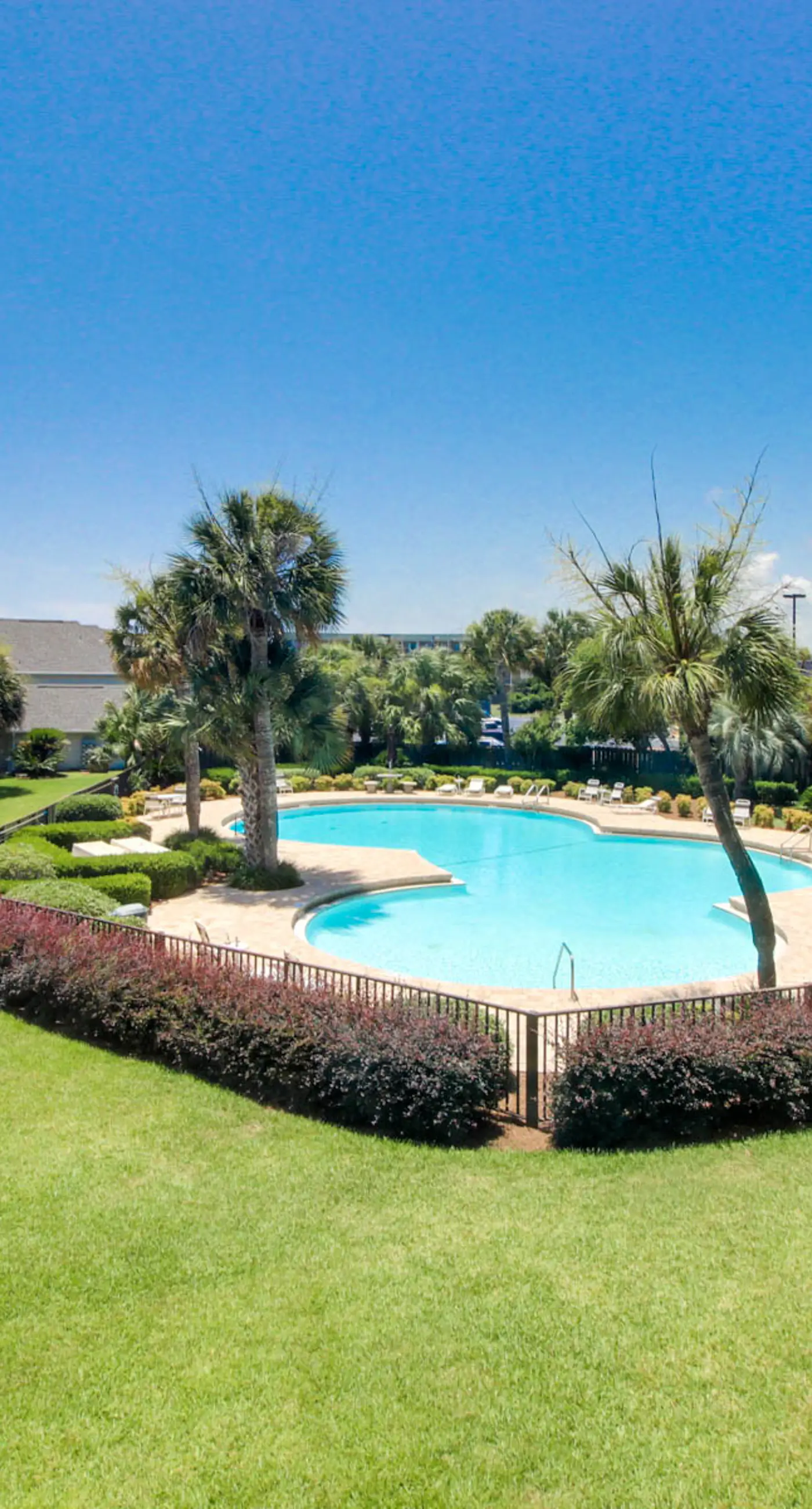 Peaceful corner studio with pool & Santa Rosa Sound views - snowbird-friendly
