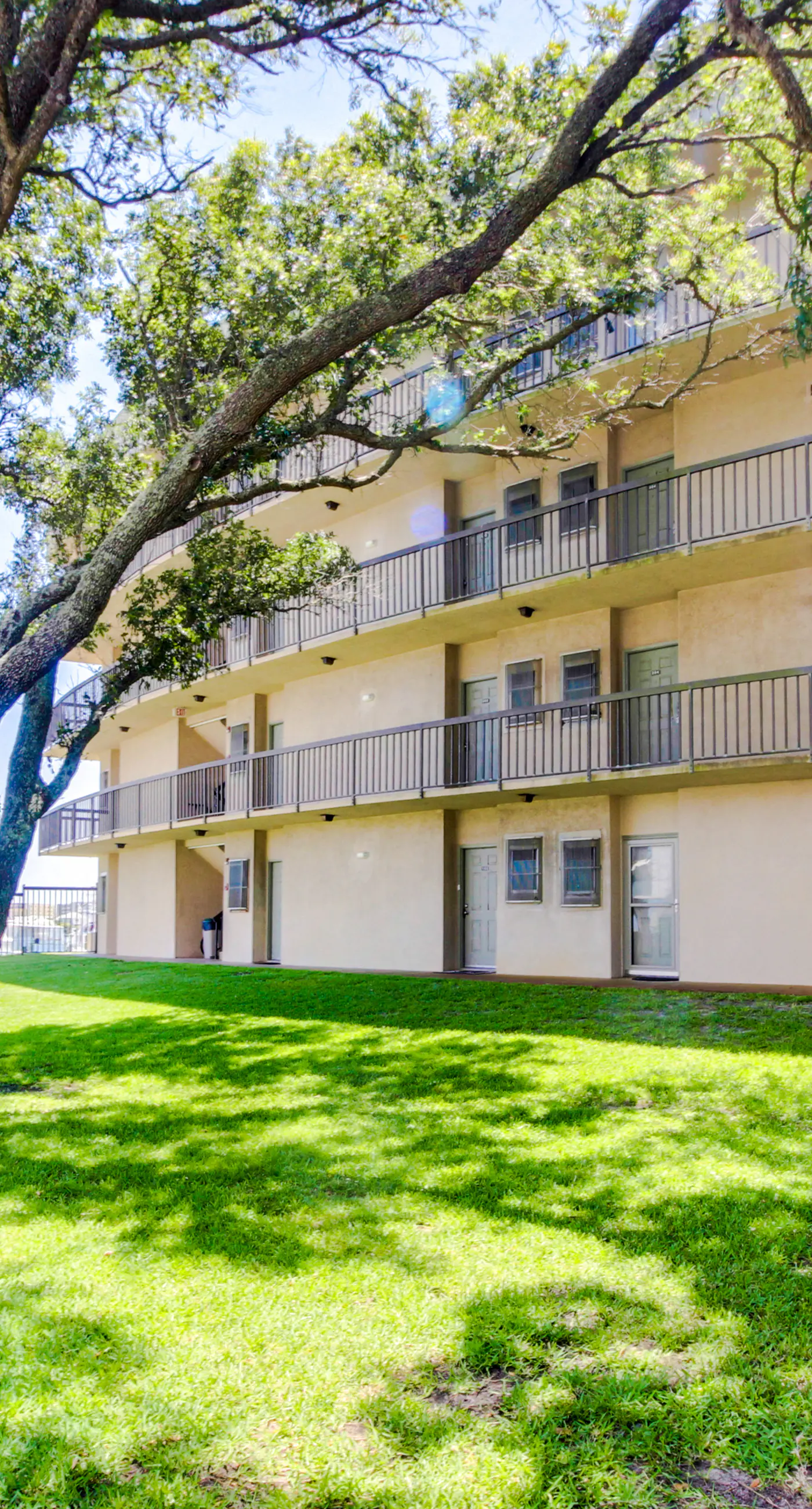 Peaceful corner studio with pool & Santa Rosa Sound views - snowbird-friendly