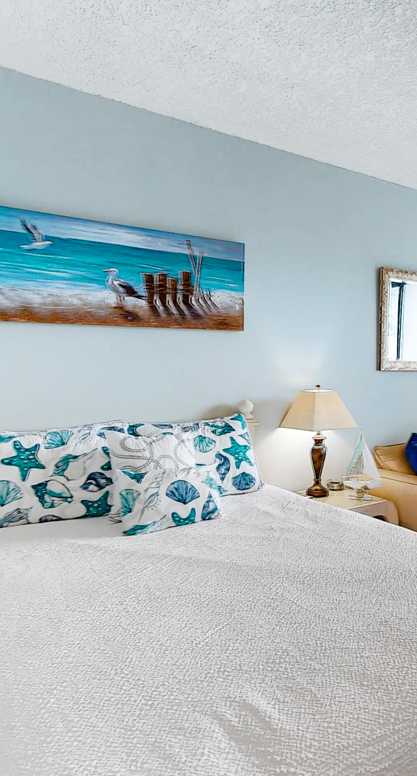 Perfect studio gem with pool, fast WiFi, sound view & kitchenette