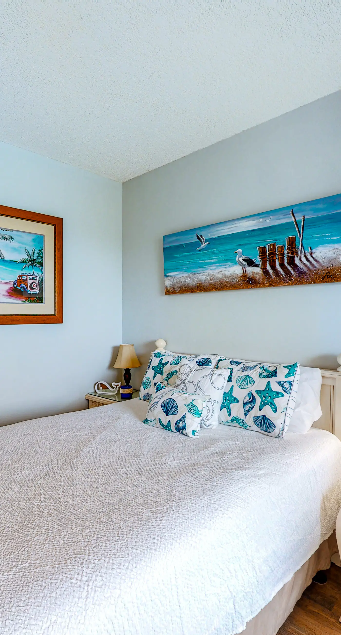 Perfect studio gem with pool, fast WiFi, sound view & kitchenette