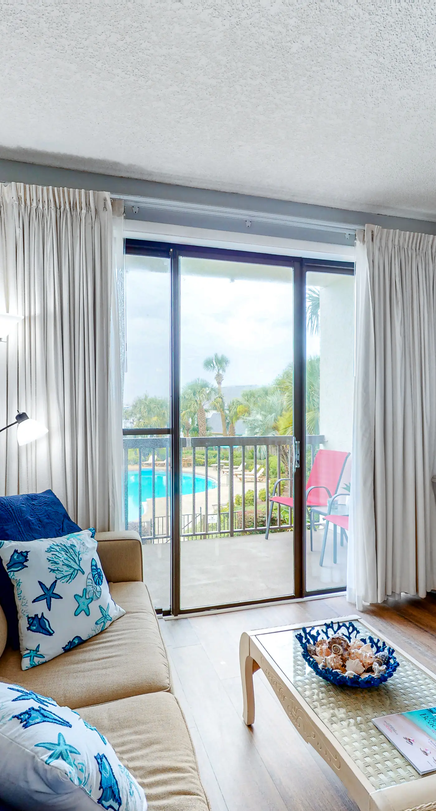 Perfect studio gem with pool, fast WiFi, sound view & kitchenette