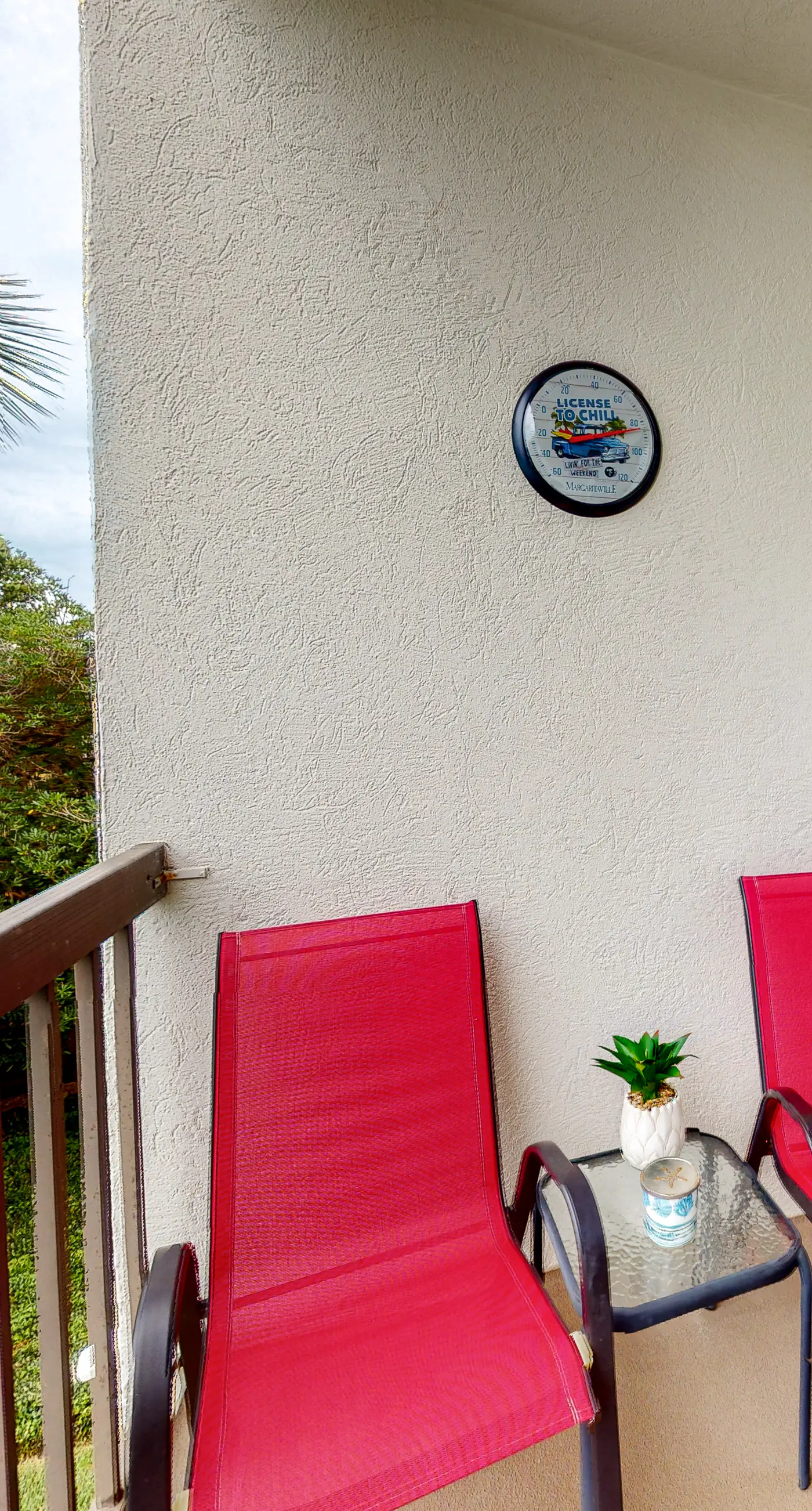 Perfect studio gem with pool, fast WiFi, sound view & kitchenette