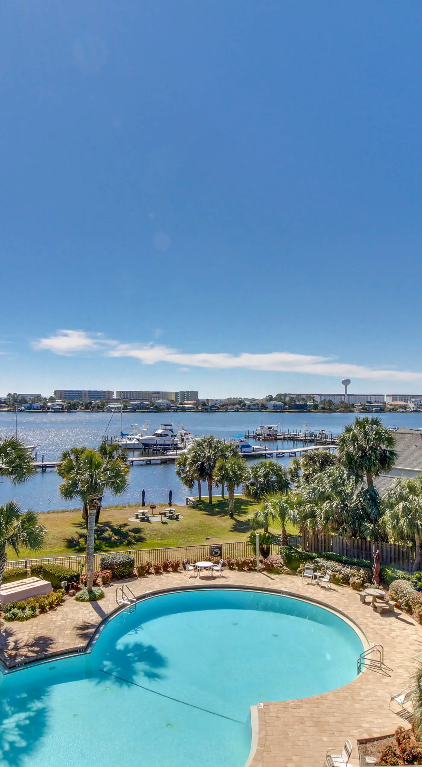 Perfect studio gem with pool, fast WiFi, sound view & kitchenette