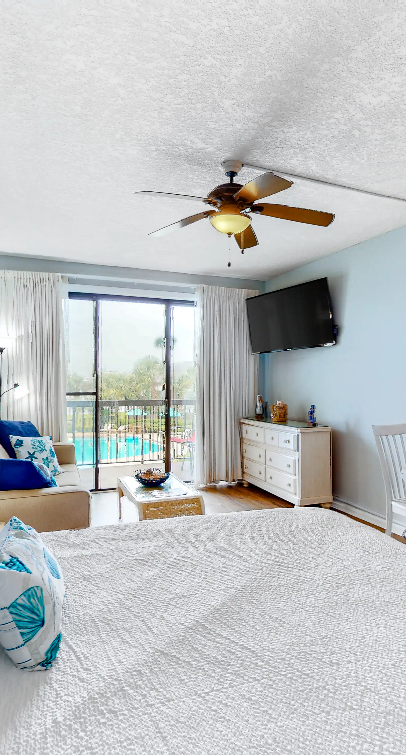 Perfect studio gem with pool, fast WiFi, sound view & kitchenette