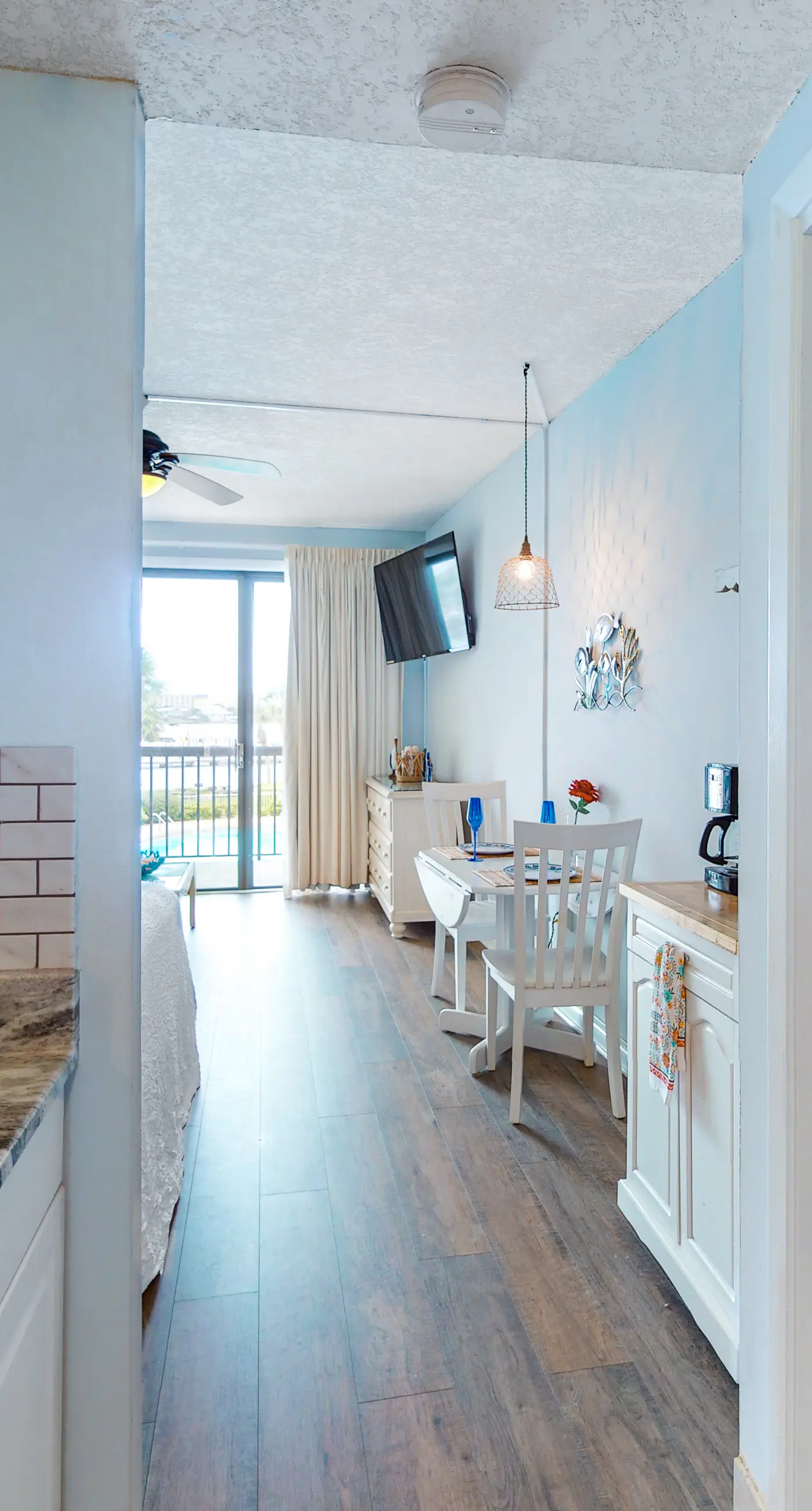 Perfect studio gem with pool, fast WiFi, sound view & kitchenette