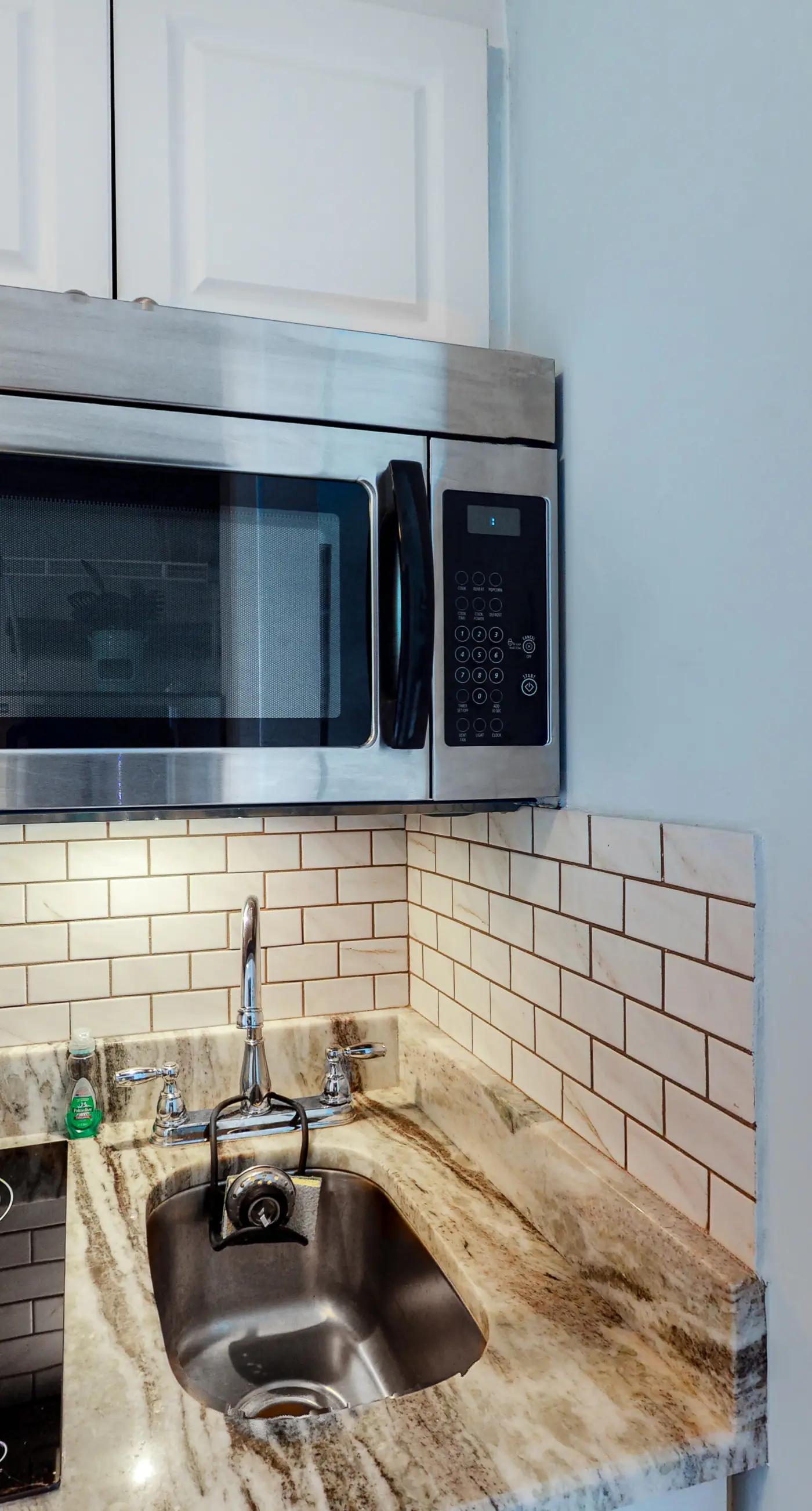 Perfect studio gem with pool, fast WiFi, sound view & kitchenette