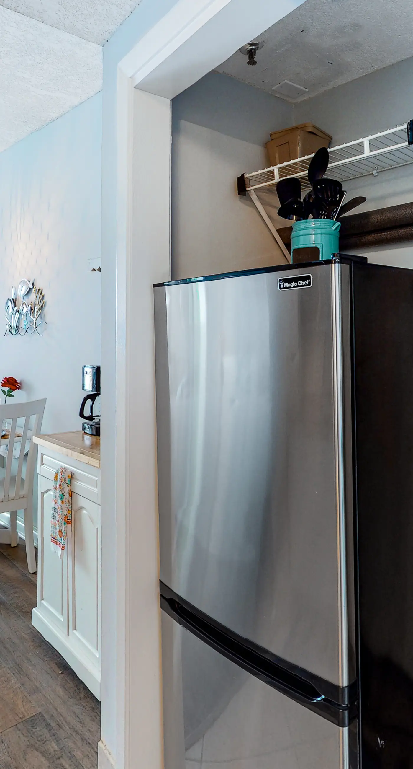 Perfect studio gem with pool, fast WiFi, sound view & kitchenette