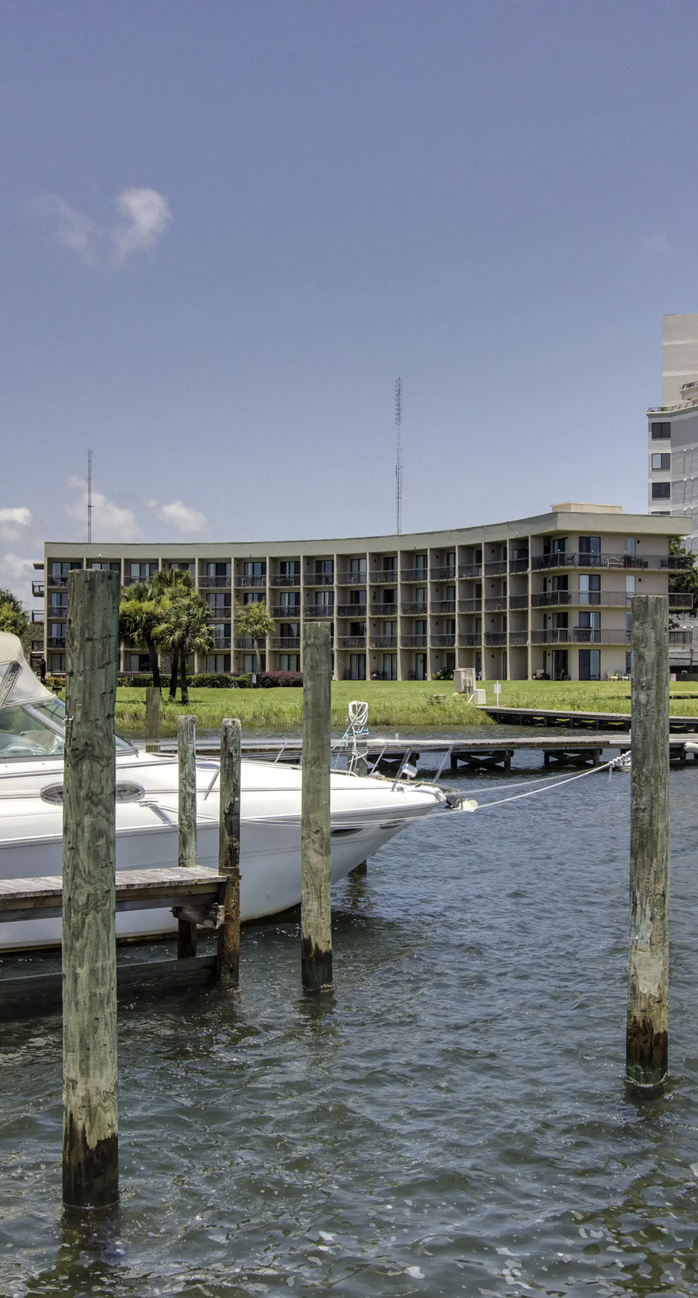 Perfect studio gem with pool, fast WiFi, sound view & kitchenette