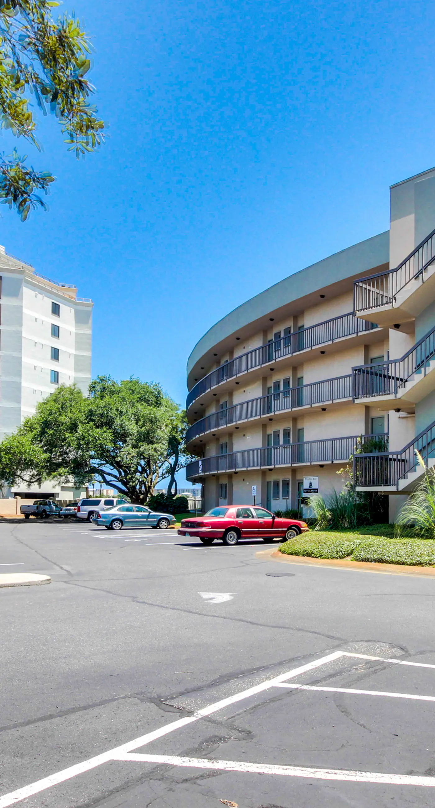 Perfect studio gem with pool, fast WiFi, sound view & kitchenette