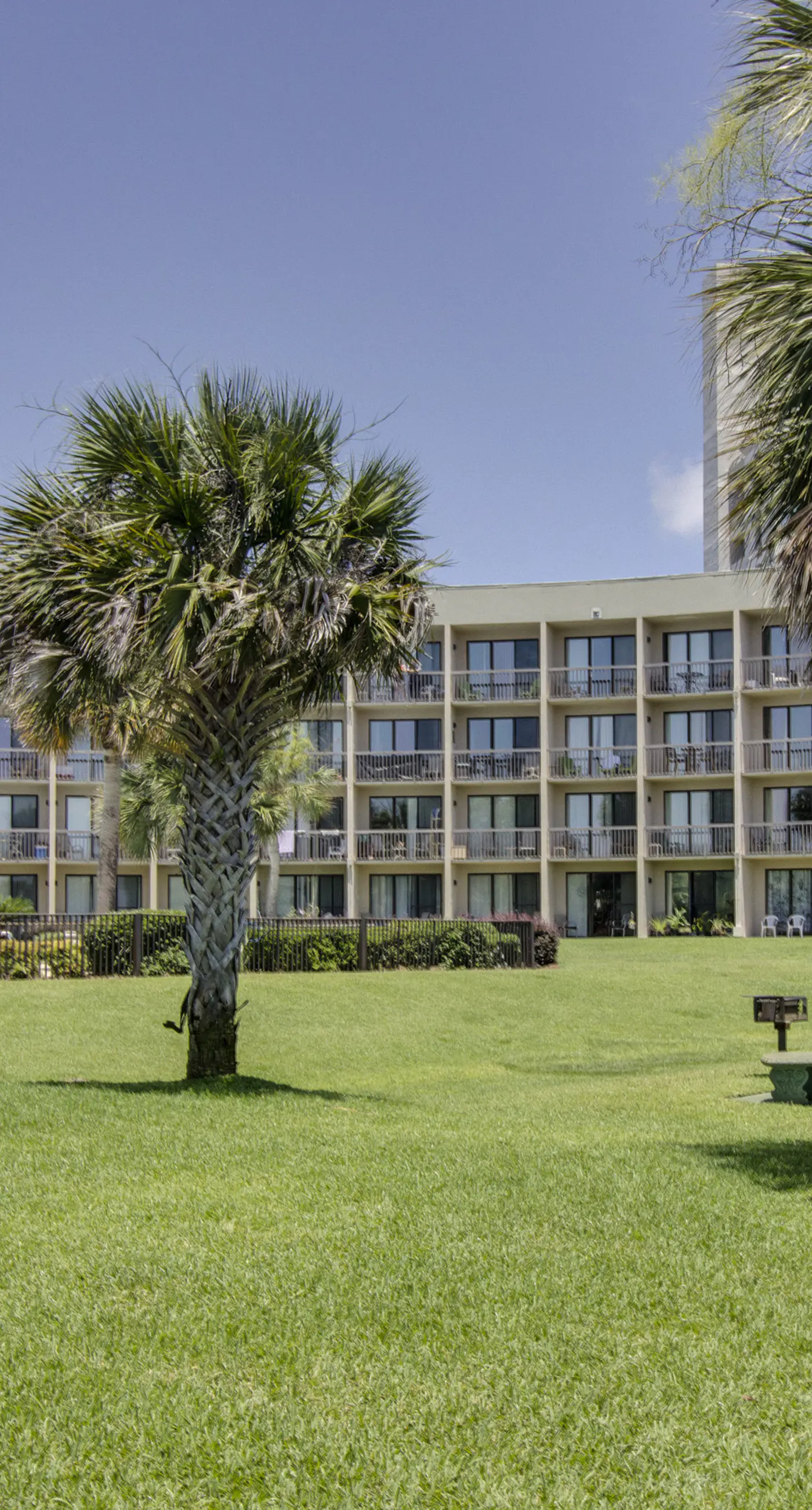 Perfect studio gem with pool, fast WiFi, sound view & kitchenette