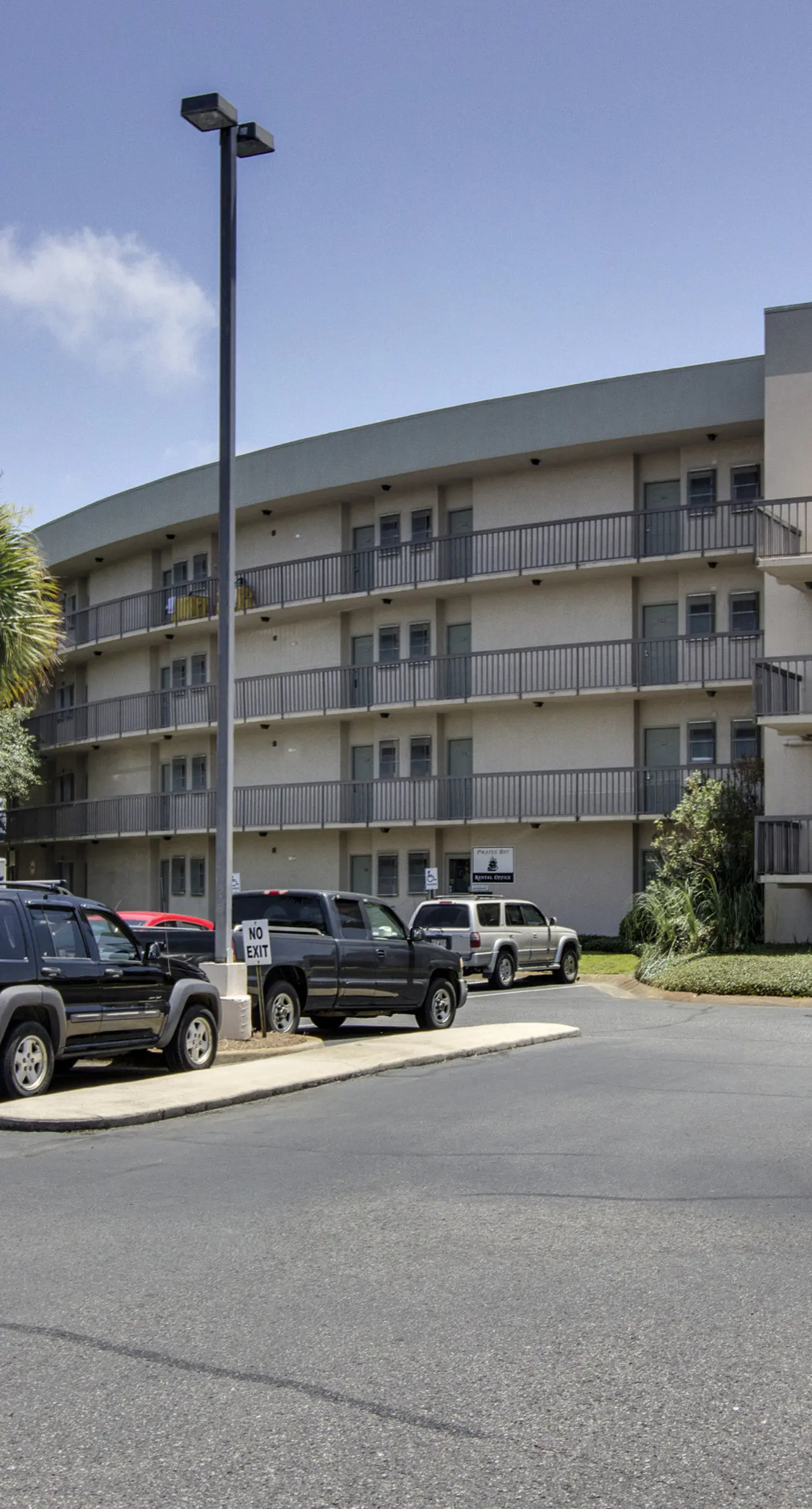 Perfect studio gem with pool, fast WiFi, sound view & kitchenette