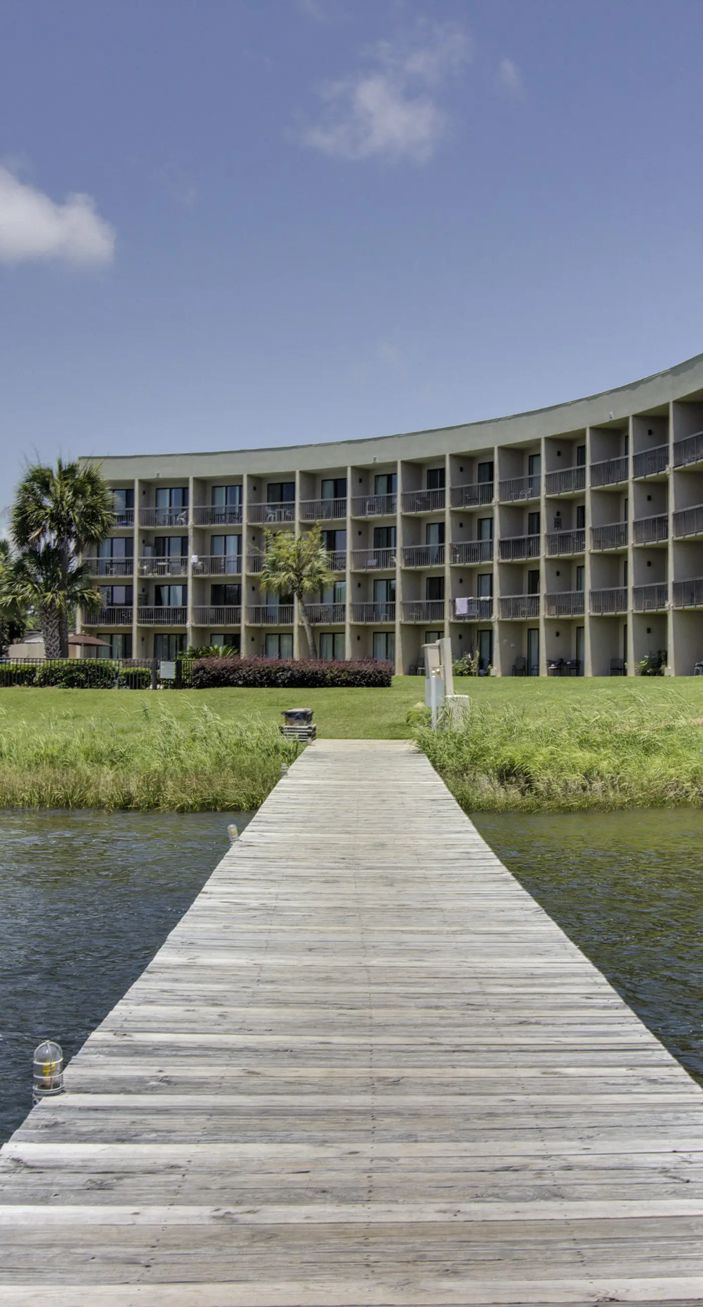 Perfect studio gem with pool, fast WiFi, sound view & kitchenette