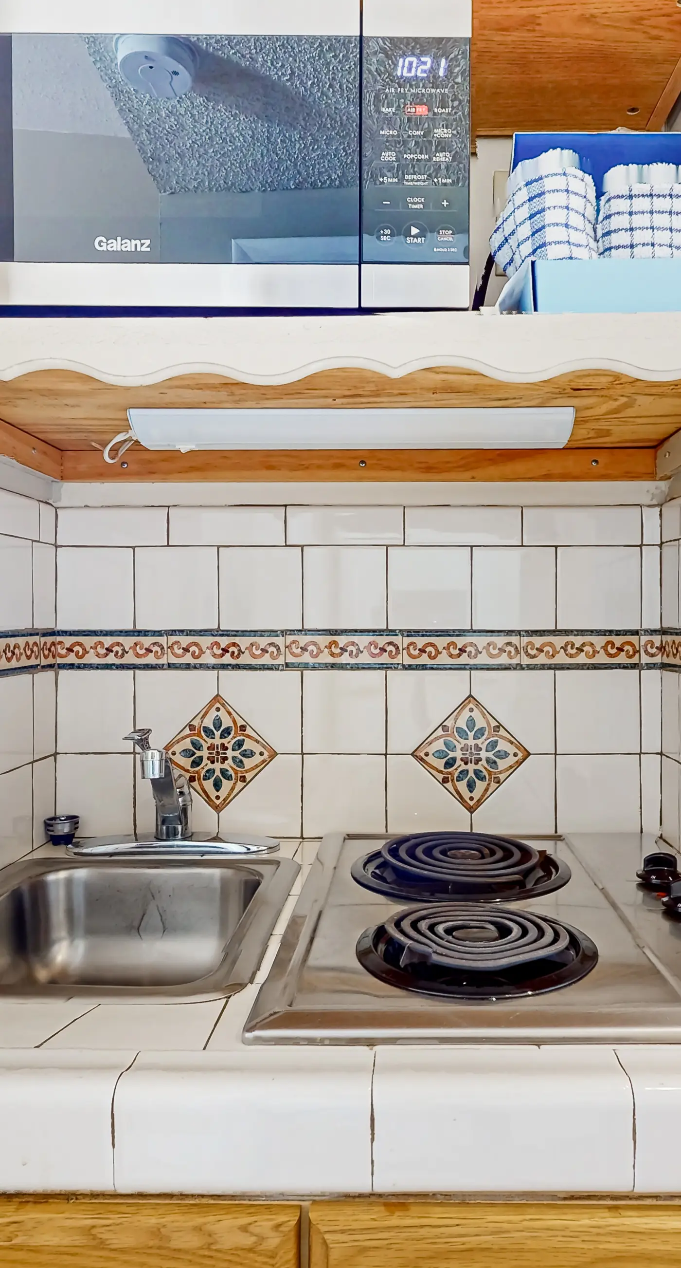 Bayfront delight with pool, bay views & prime location - snowbird-friendly