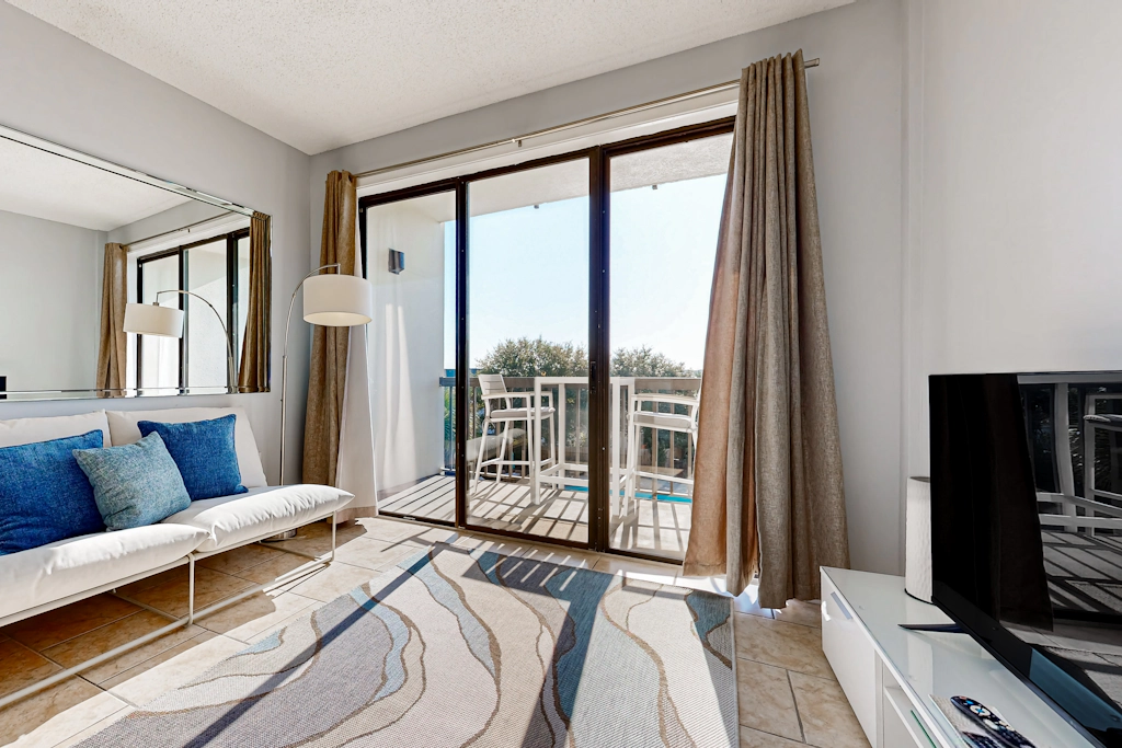 Wonderful sound-front studio with pool, central AC, balcony & elevator
