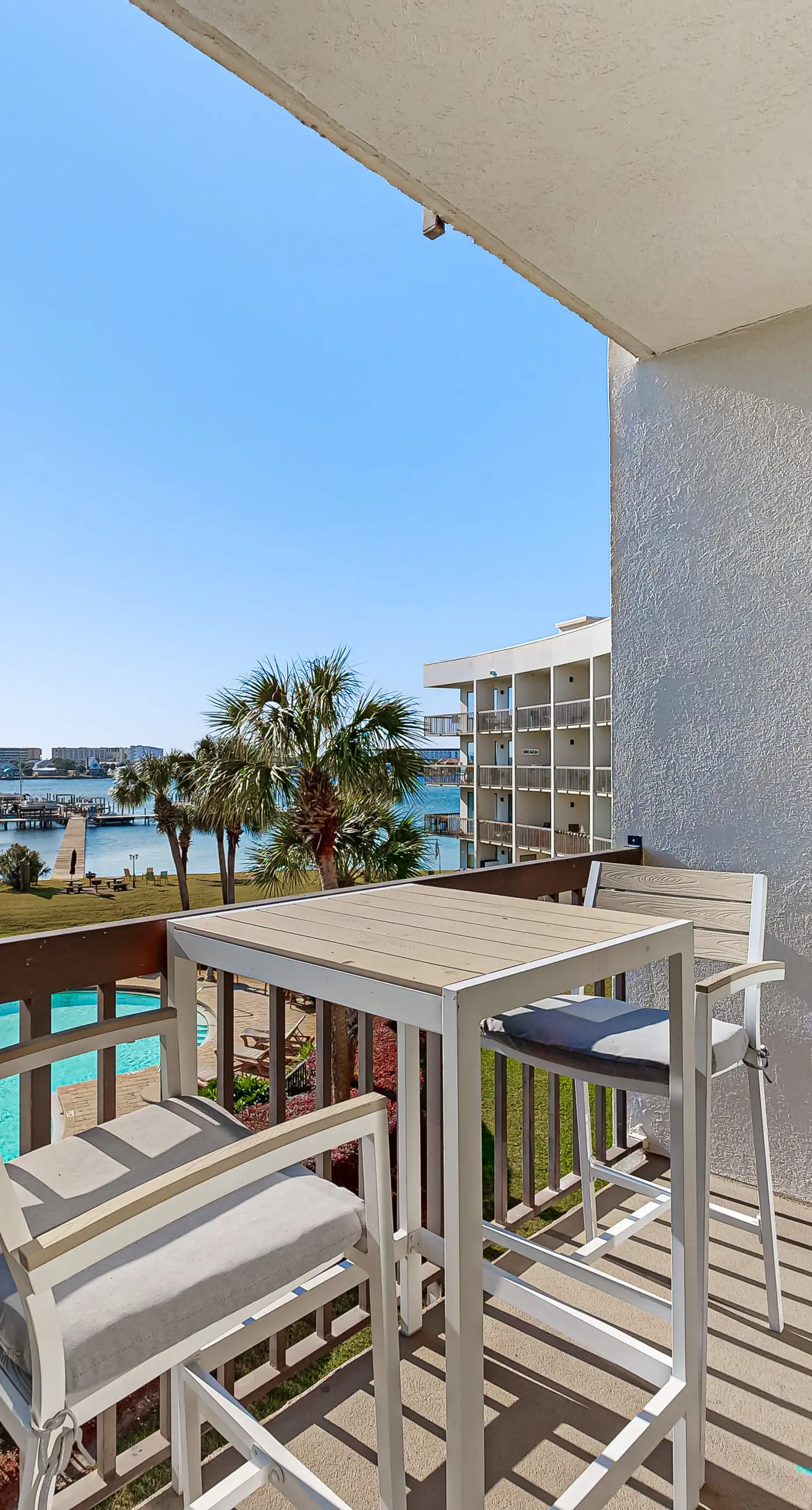 Wonderful sound-front studio with pool, central AC, balcony & elevator