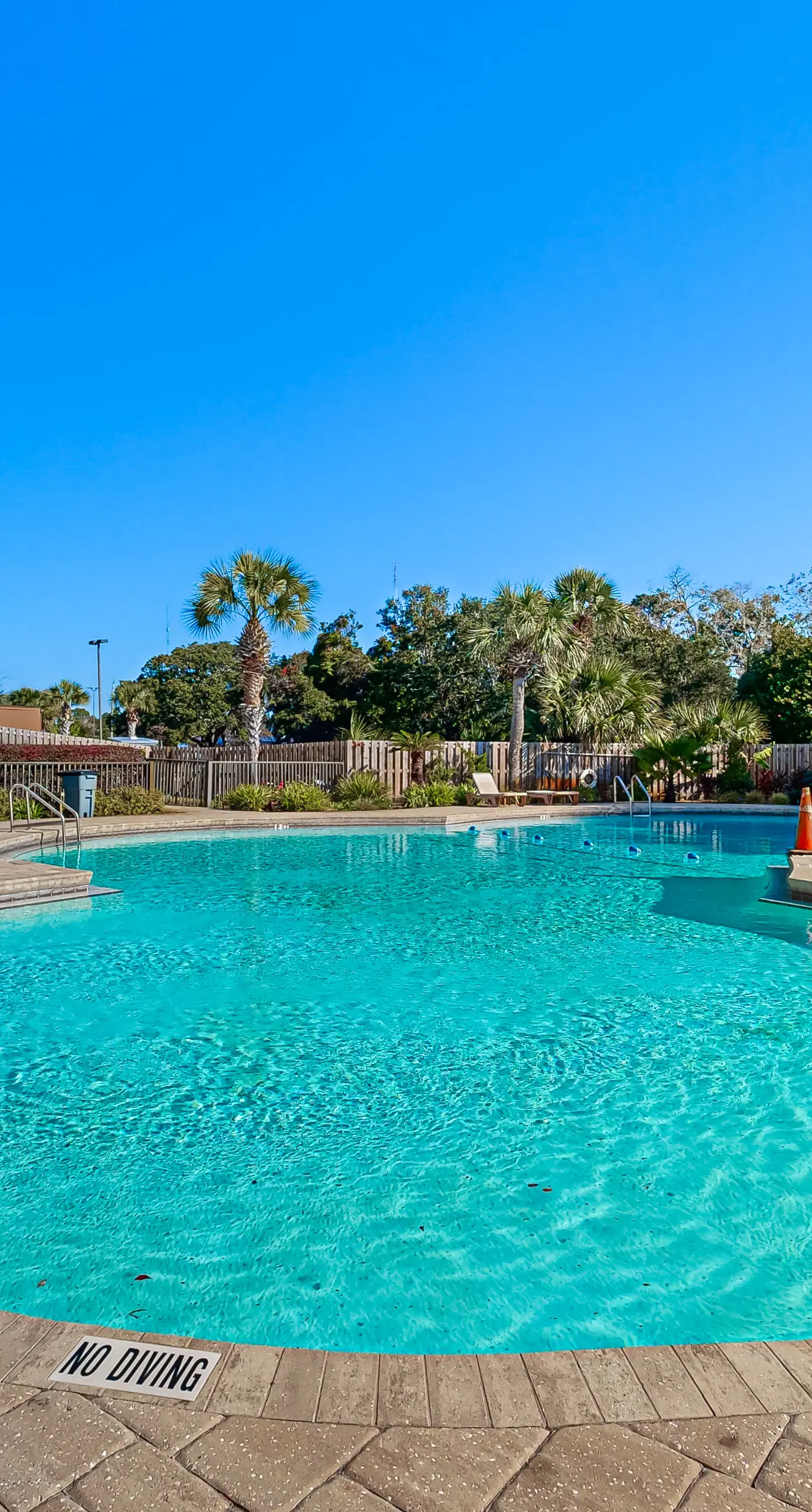 Wonderful sound-front studio with pool, central AC, balcony & elevator