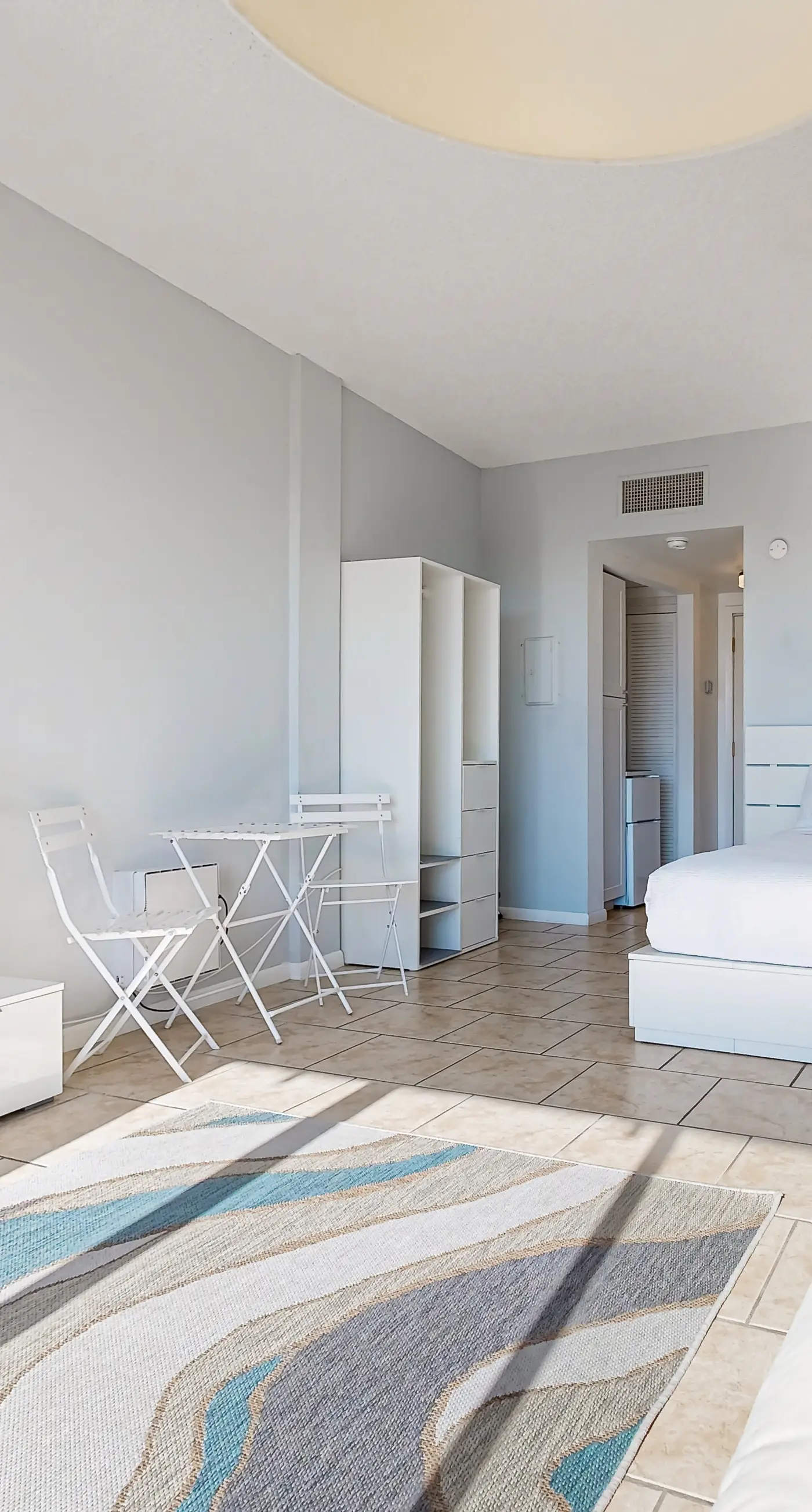 Wonderful sound-front studio with pool, central AC, balcony & elevator