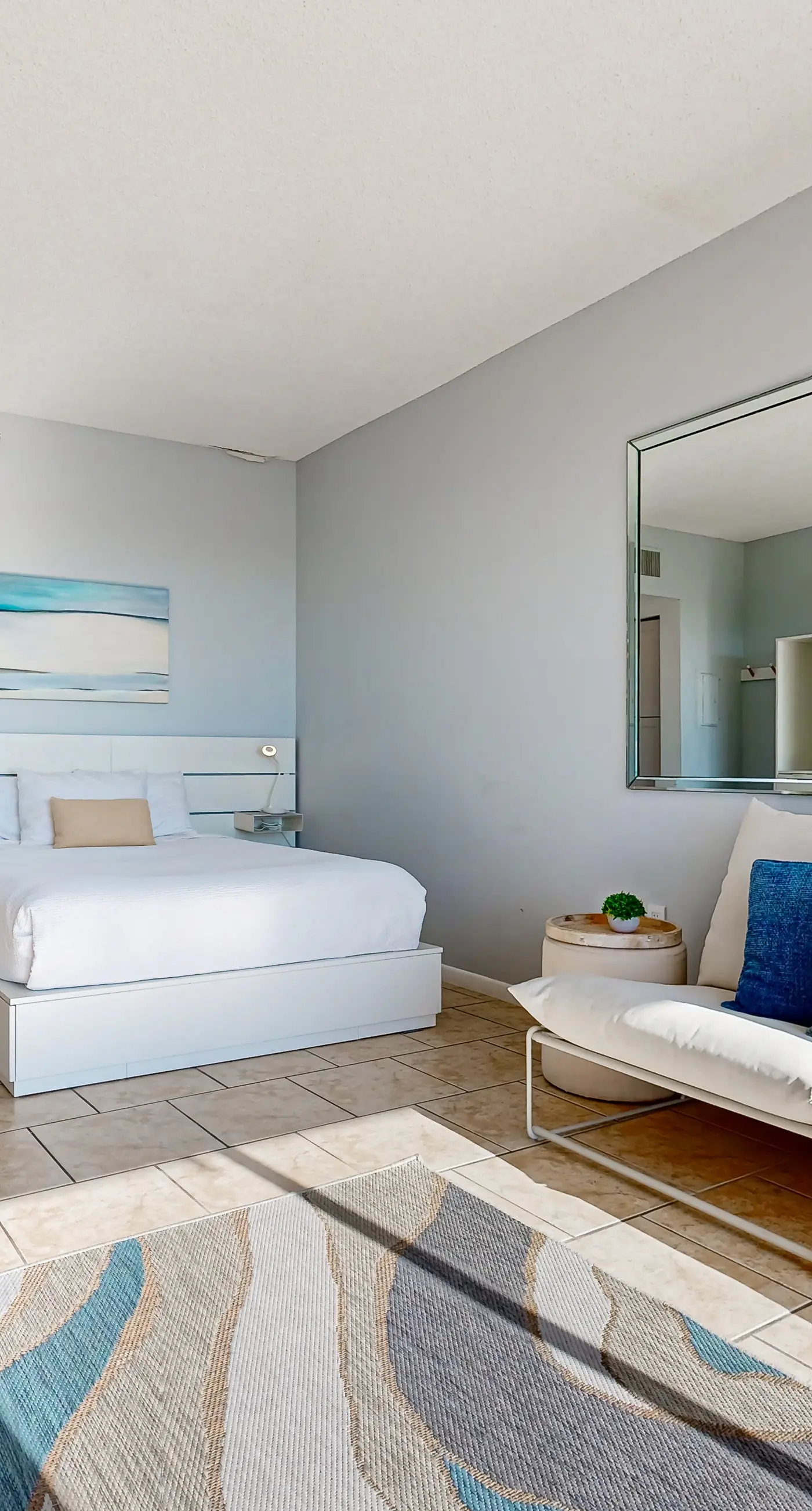Wonderful sound-front studio with pool, central AC, balcony & elevator