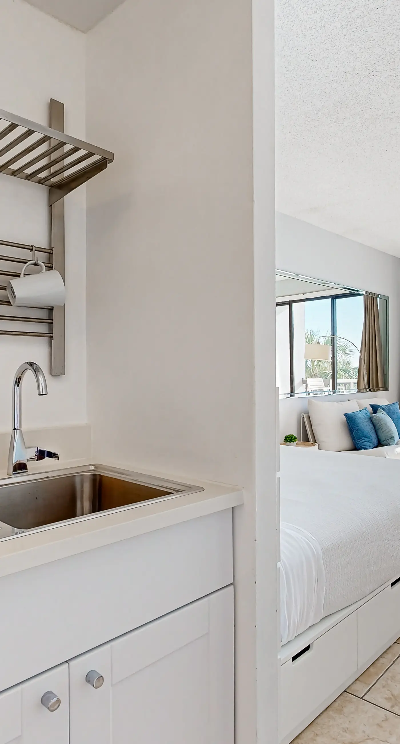 Wonderful sound-front studio with pool, central AC, balcony & elevator