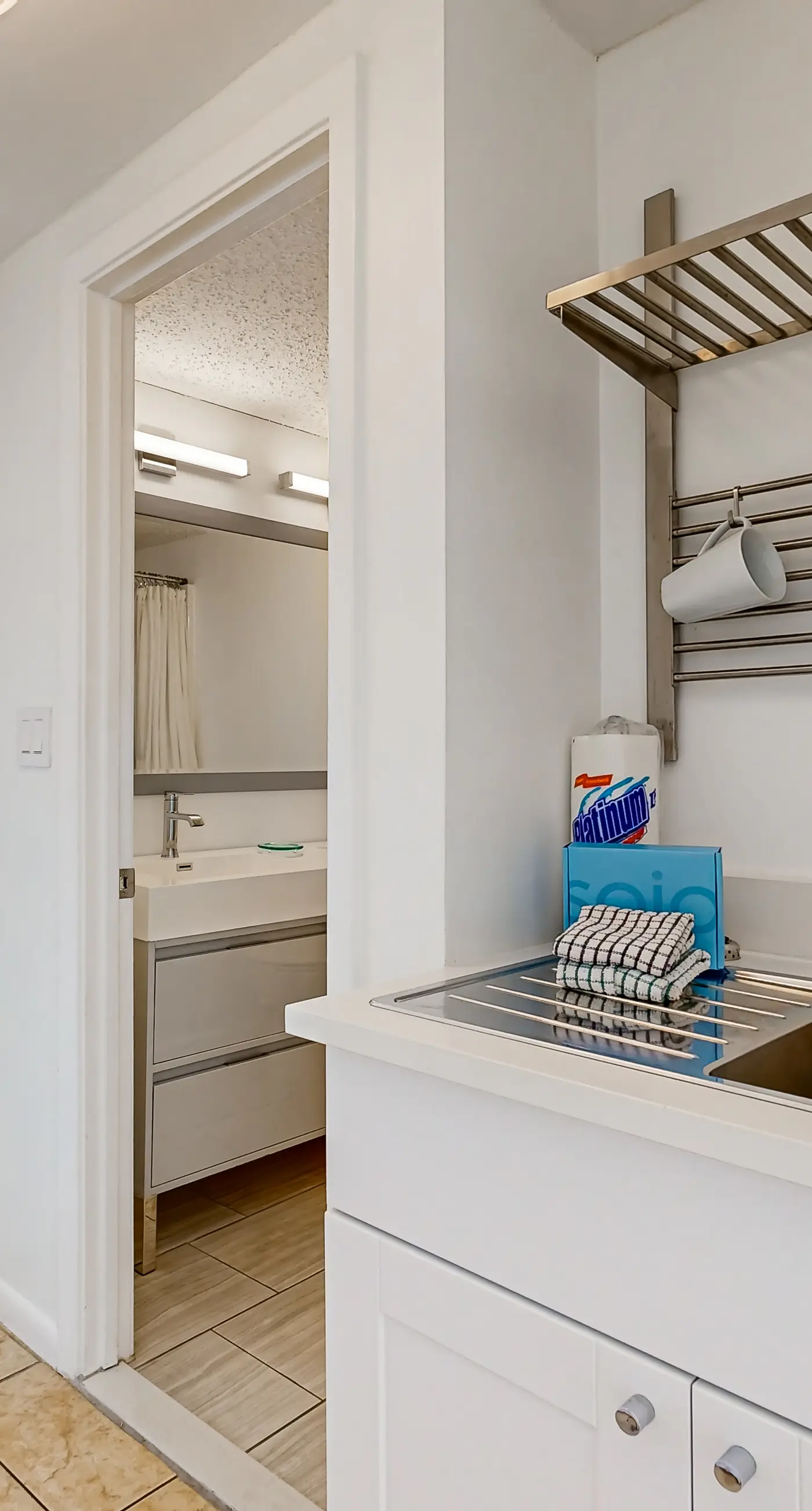 Wonderful sound-front studio with pool, central AC, balcony & elevator