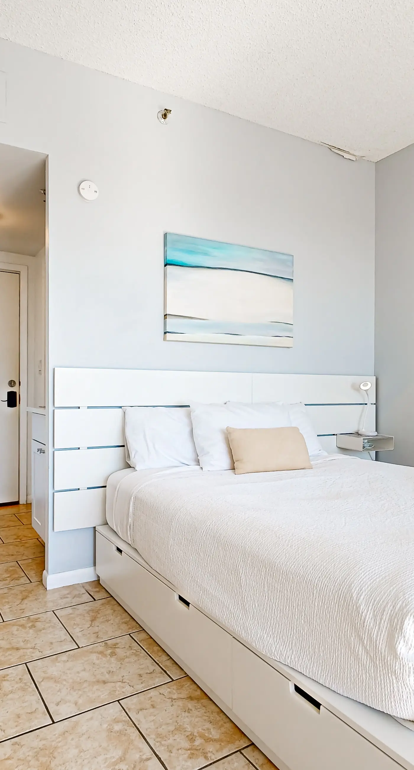 Wonderful sound-front studio with pool, central AC, balcony & elevator