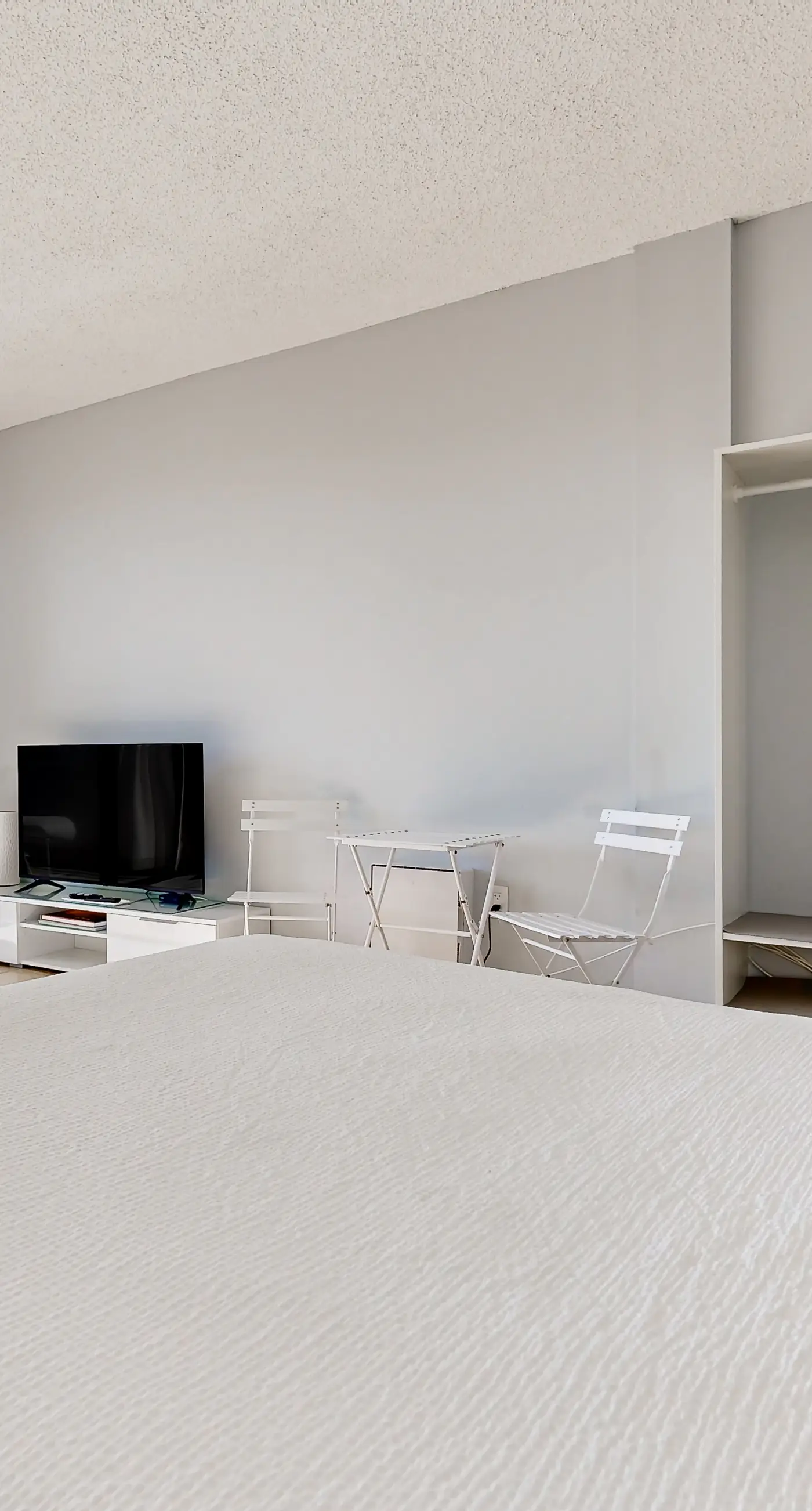 Wonderful sound-front studio with pool, central AC, balcony & elevator