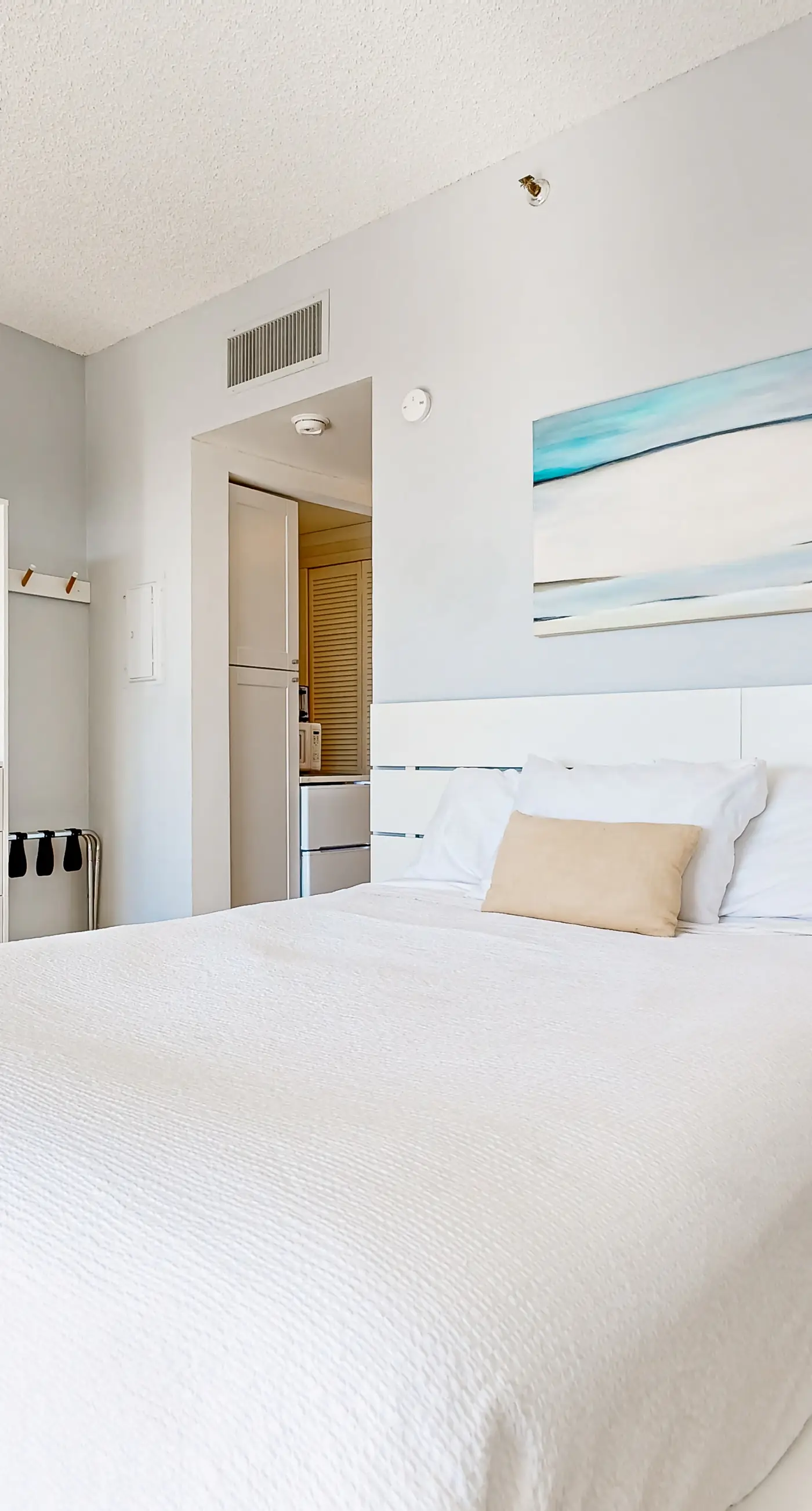 Wonderful sound-front studio with pool, central AC, balcony & elevator