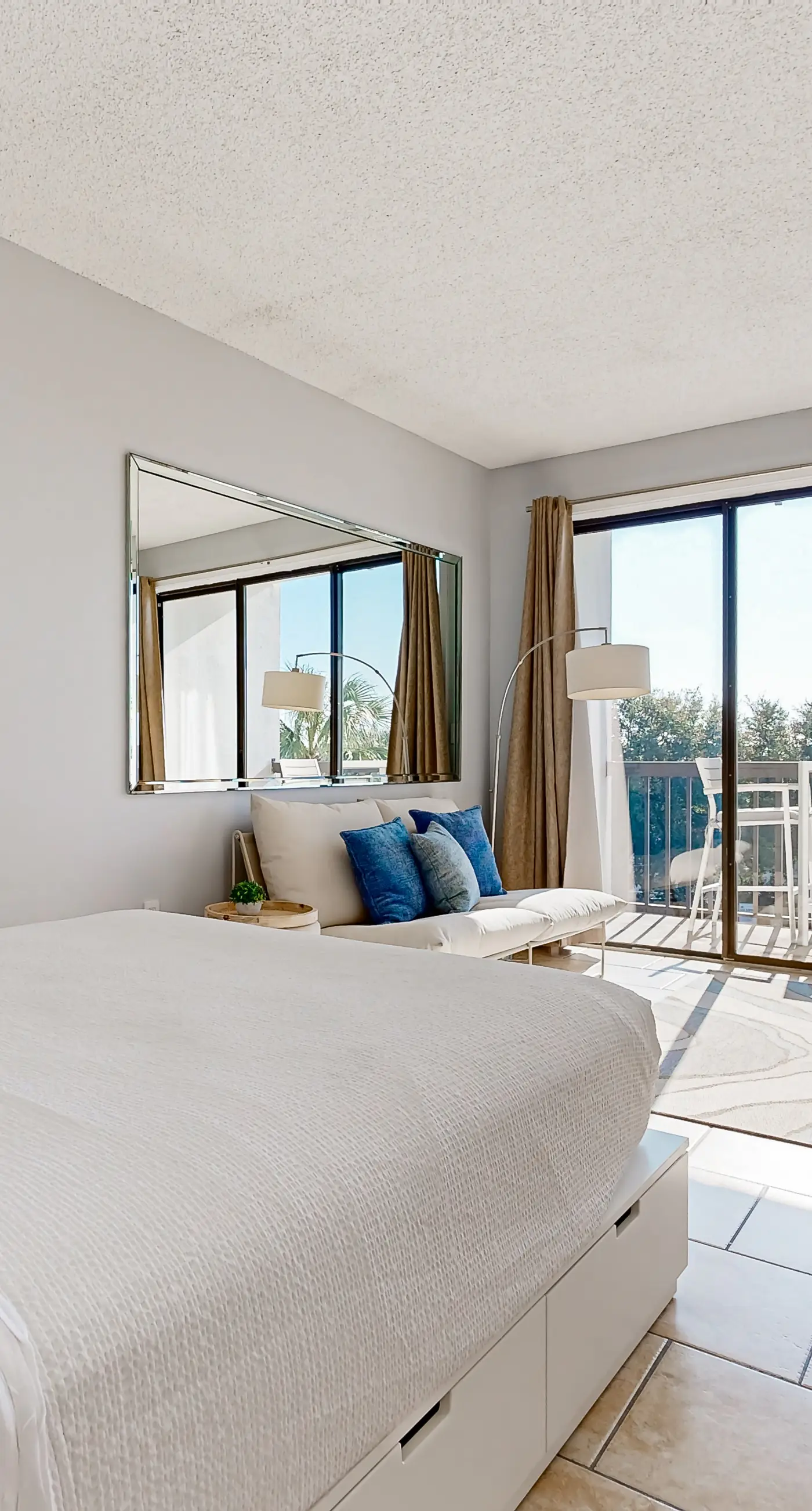 Wonderful sound-front studio with pool, central AC, balcony & elevator