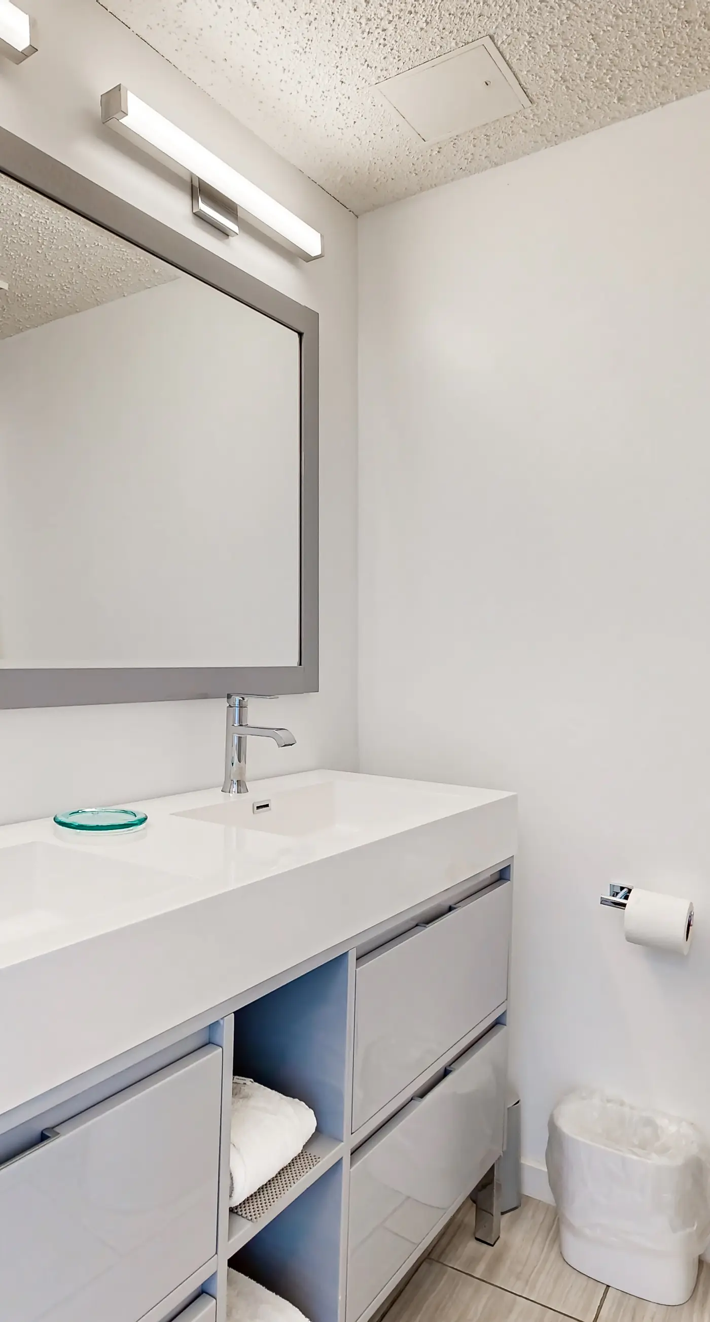 Wonderful sound-front studio with pool, central AC, balcony & elevator