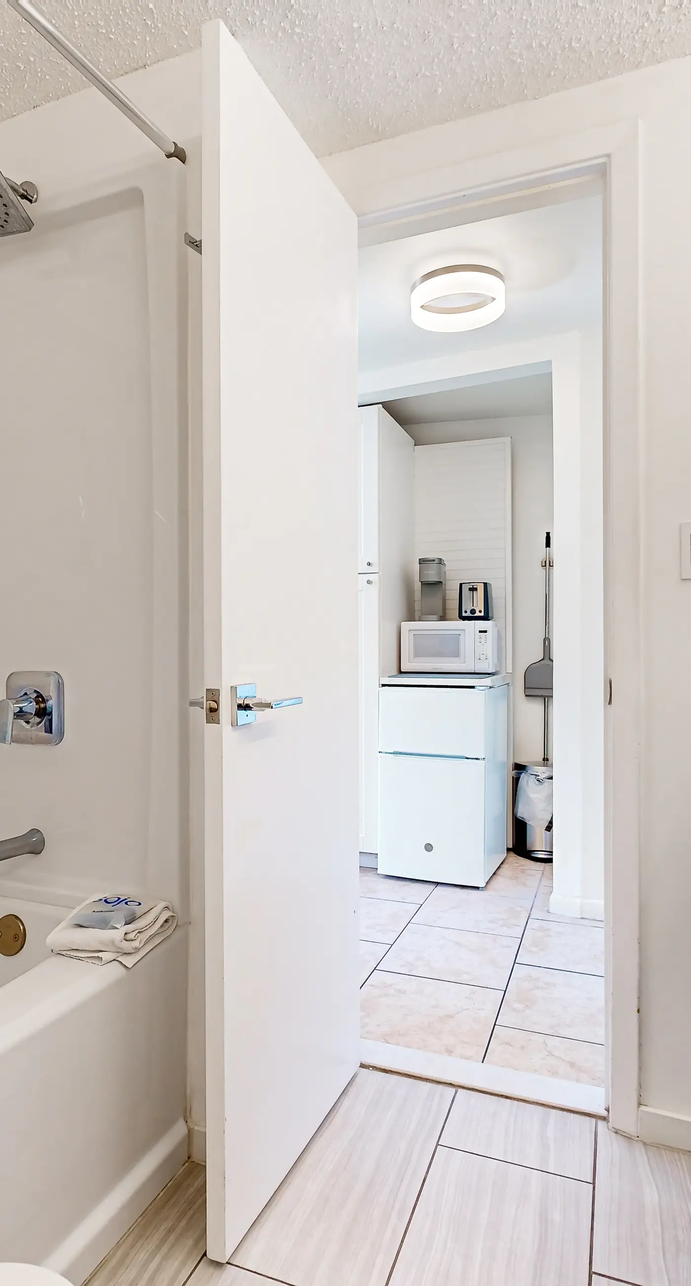 Wonderful sound-front studio with pool, central AC, balcony & elevator