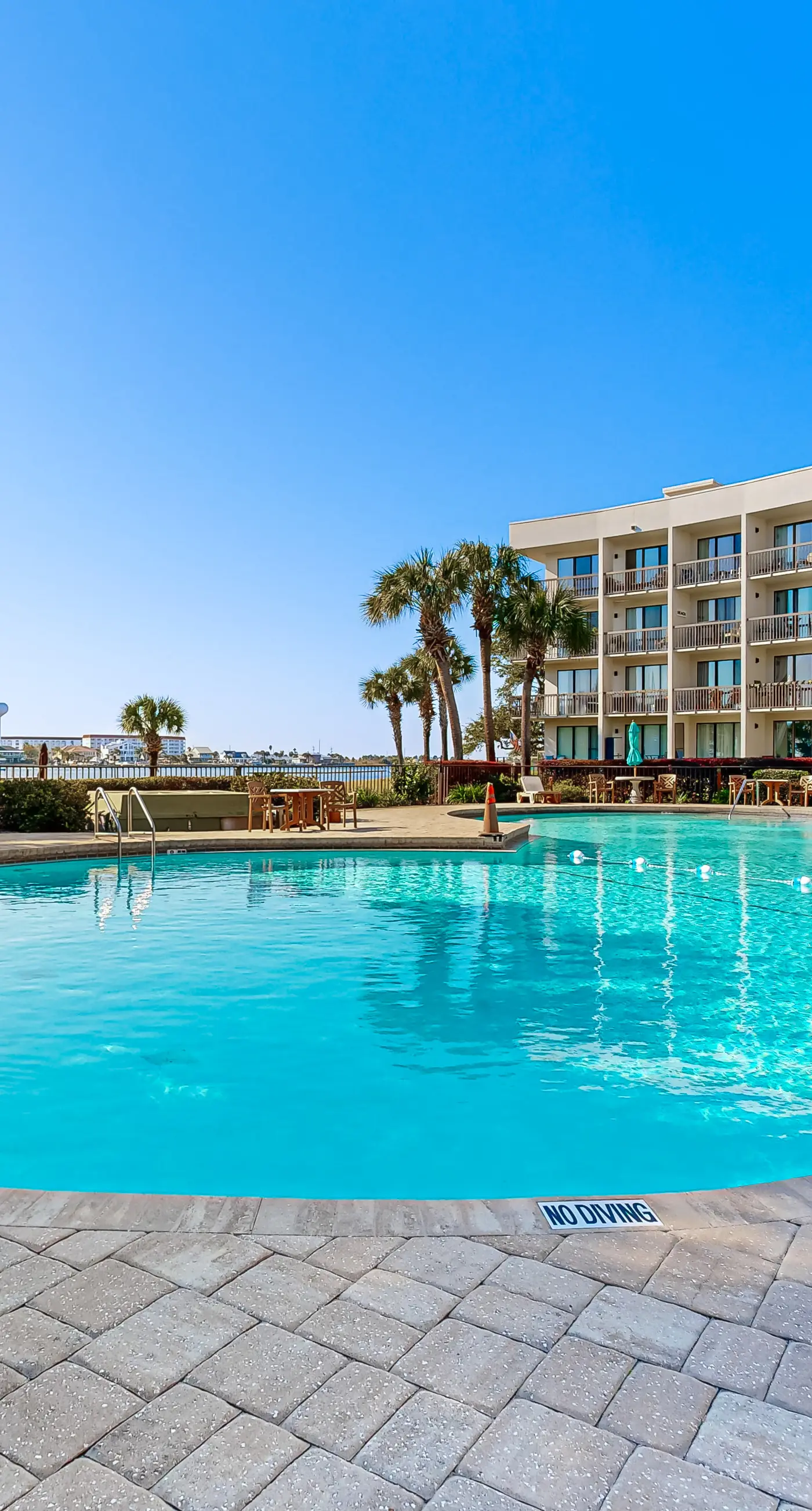 Wonderful sound-front studio with pool, central AC, balcony & elevator