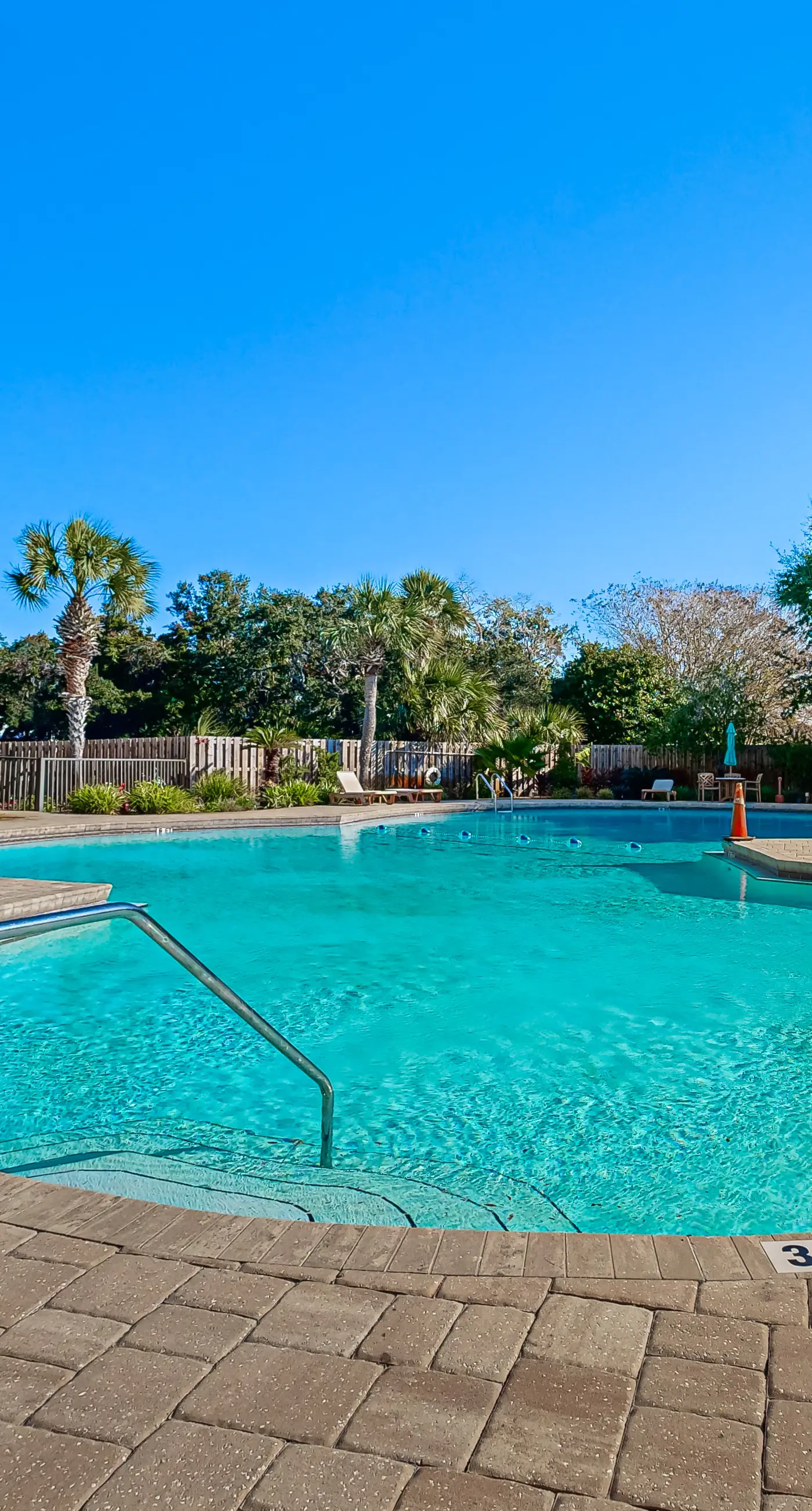 Wonderful sound-front studio with pool, central AC, balcony & elevator