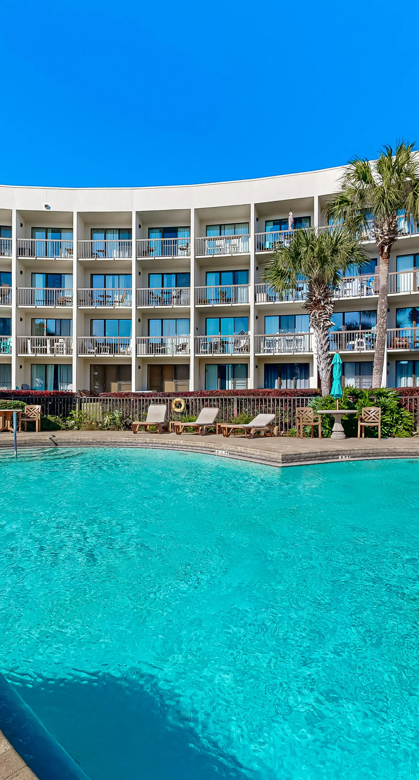 Wonderful sound-front studio with pool, central AC, balcony & elevator